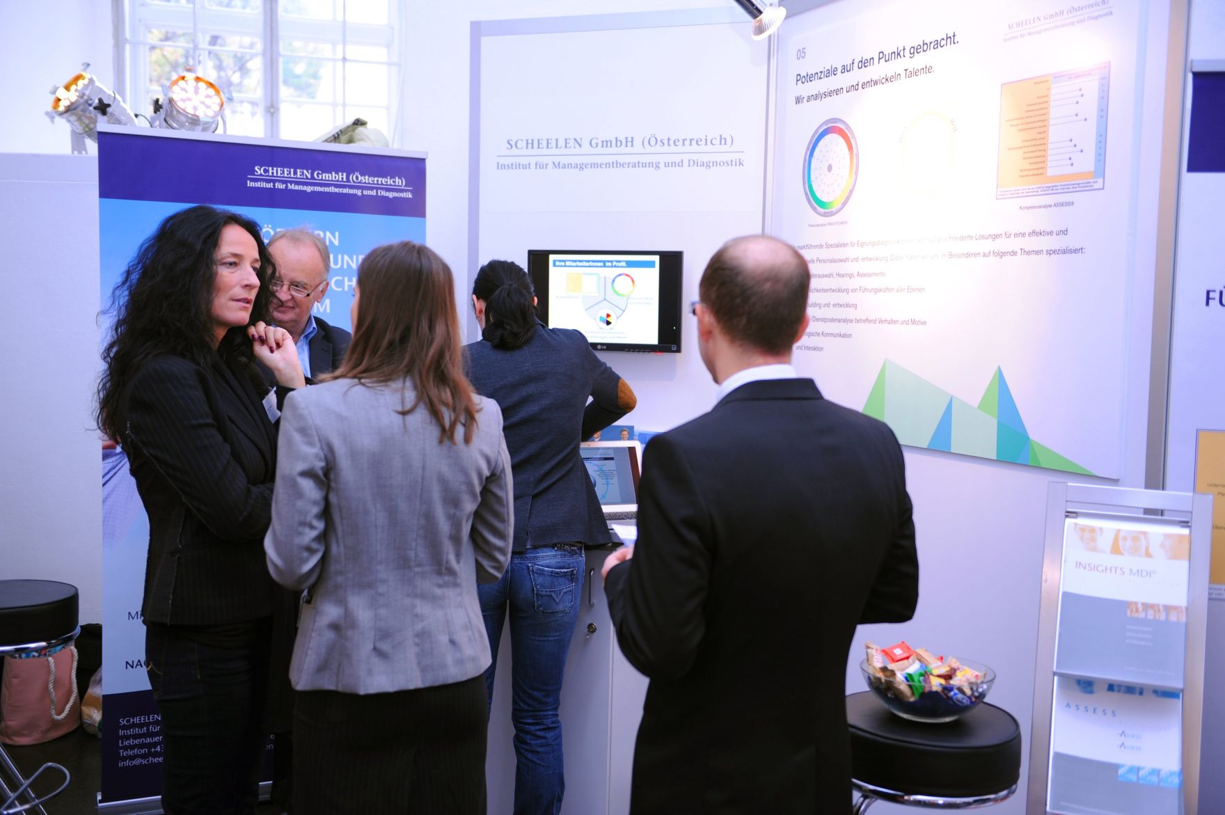 Am 18. Oktober 2012 fand die Verwaltungsmesse unter der Schirmherrschaft von Bundesministerin Gabriele Heinisch-Hosek im MuseumsQuartier in Wien statt. Impressionen von den Ausstellerst&auml;nden bei der 2. Verwaltungsmesse.