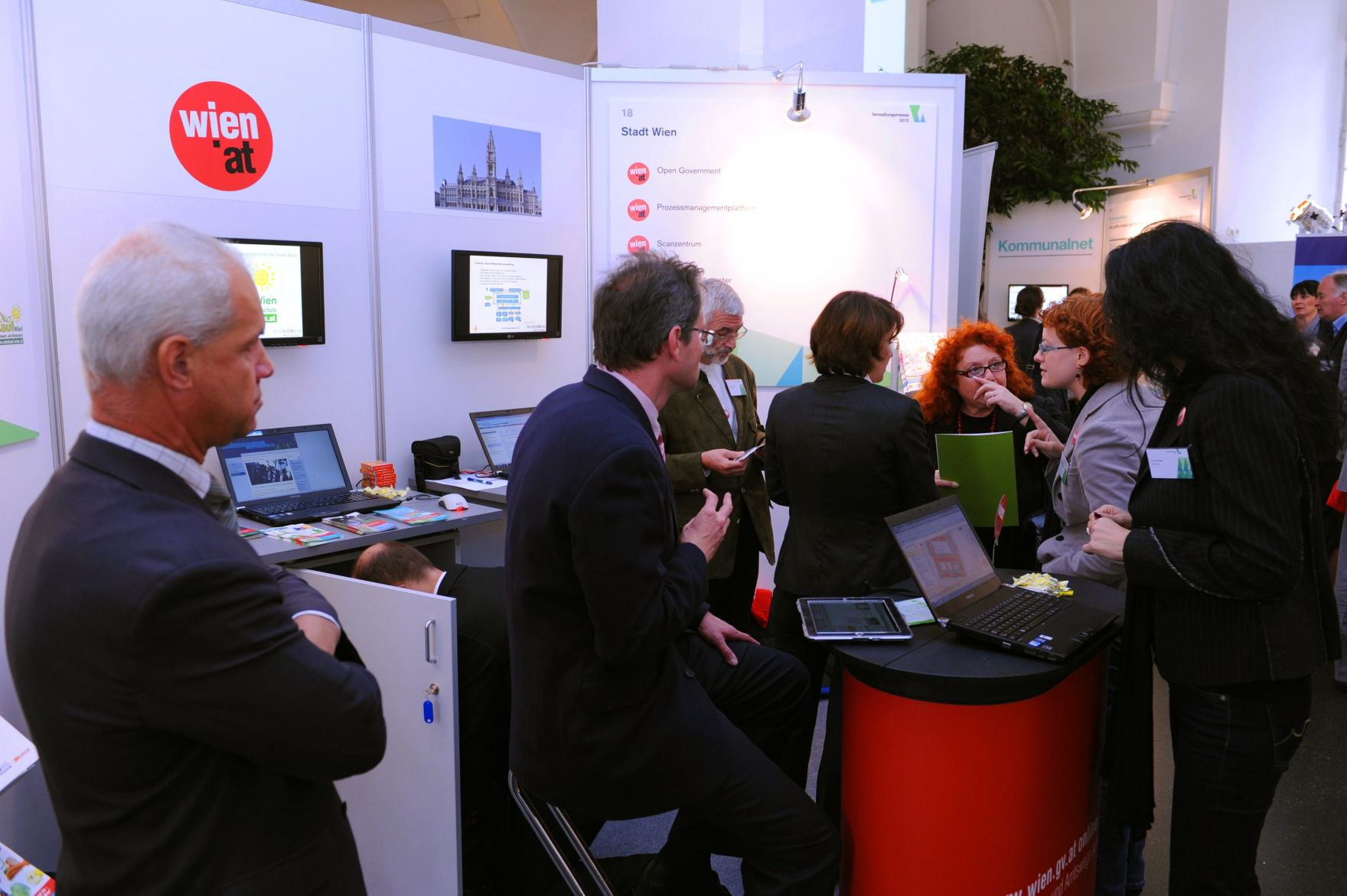 Am 18. Oktober 2012 fand die Verwaltungsmesse unter der Schirmherrschaft von Bundesministerin Gabriele Heinisch-Hosek im MuseumsQuartier in Wien statt. Impressionen von den Ausstellerst&auml;nden bei der 2. Verwaltungsmesse.