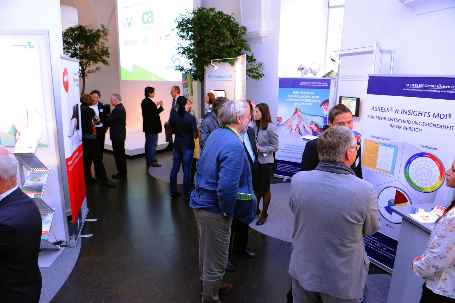 Am 18. Oktober 2012 fand die Verwaltungsmesse unter der Schirmherrschaft von Bundesministerin Gabriele Heinisch-Hosek im MuseumsQuartier in Wien statt. Impressionen von den Ausstellerst&auml;nden bei der 2. Verwaltungsmesse.