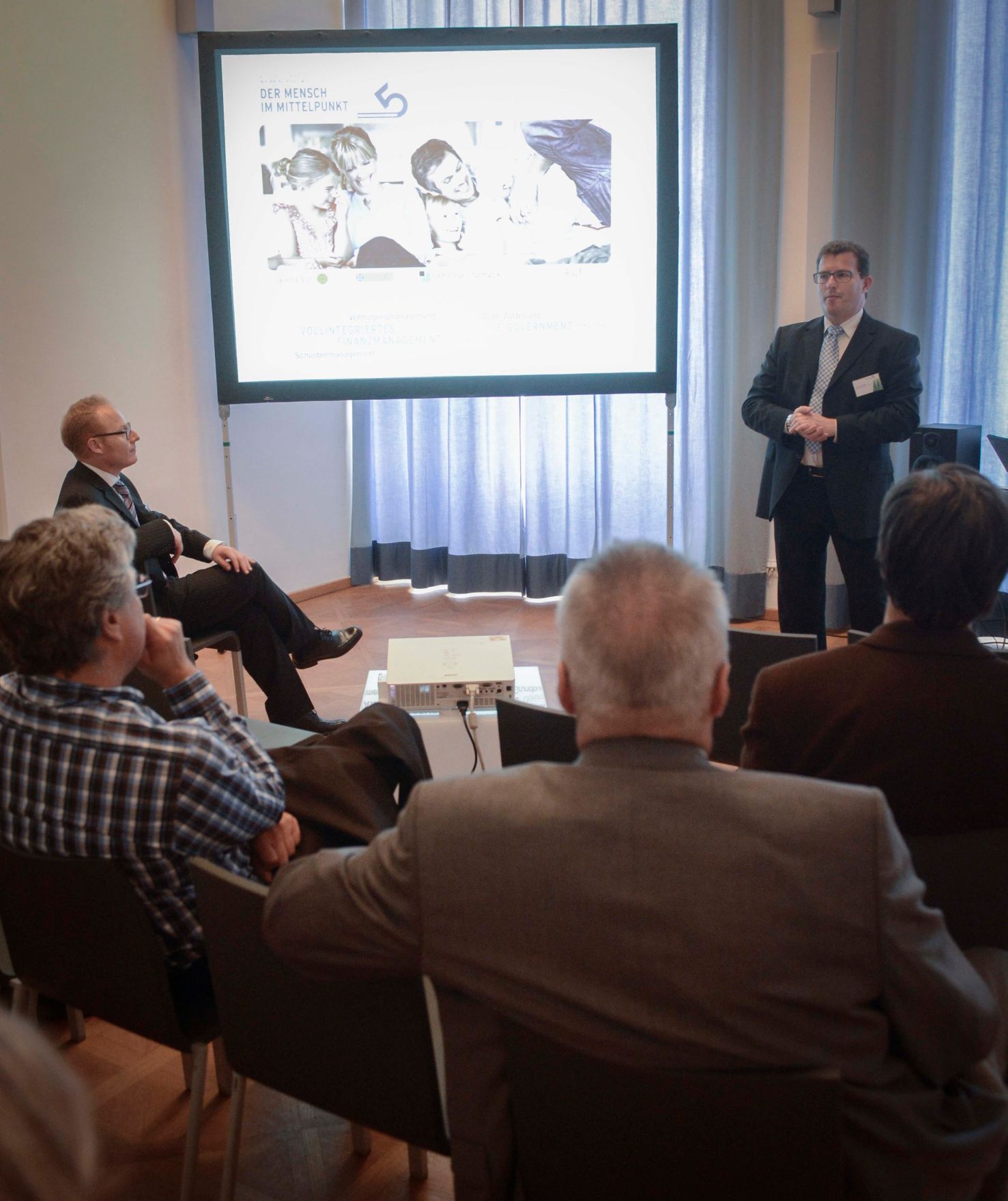 Am 18. Oktober 2012 fand die Verwaltungsmesse unter der Schirmherrschaft von Bundesministerin Gabriele Heinisch-Hosek im MuseumsQuartier in Wien statt. Impressionen von den Pr&auml;sentationen und Vortr&auml;gen bei der 2. Verwaltungsmesse.