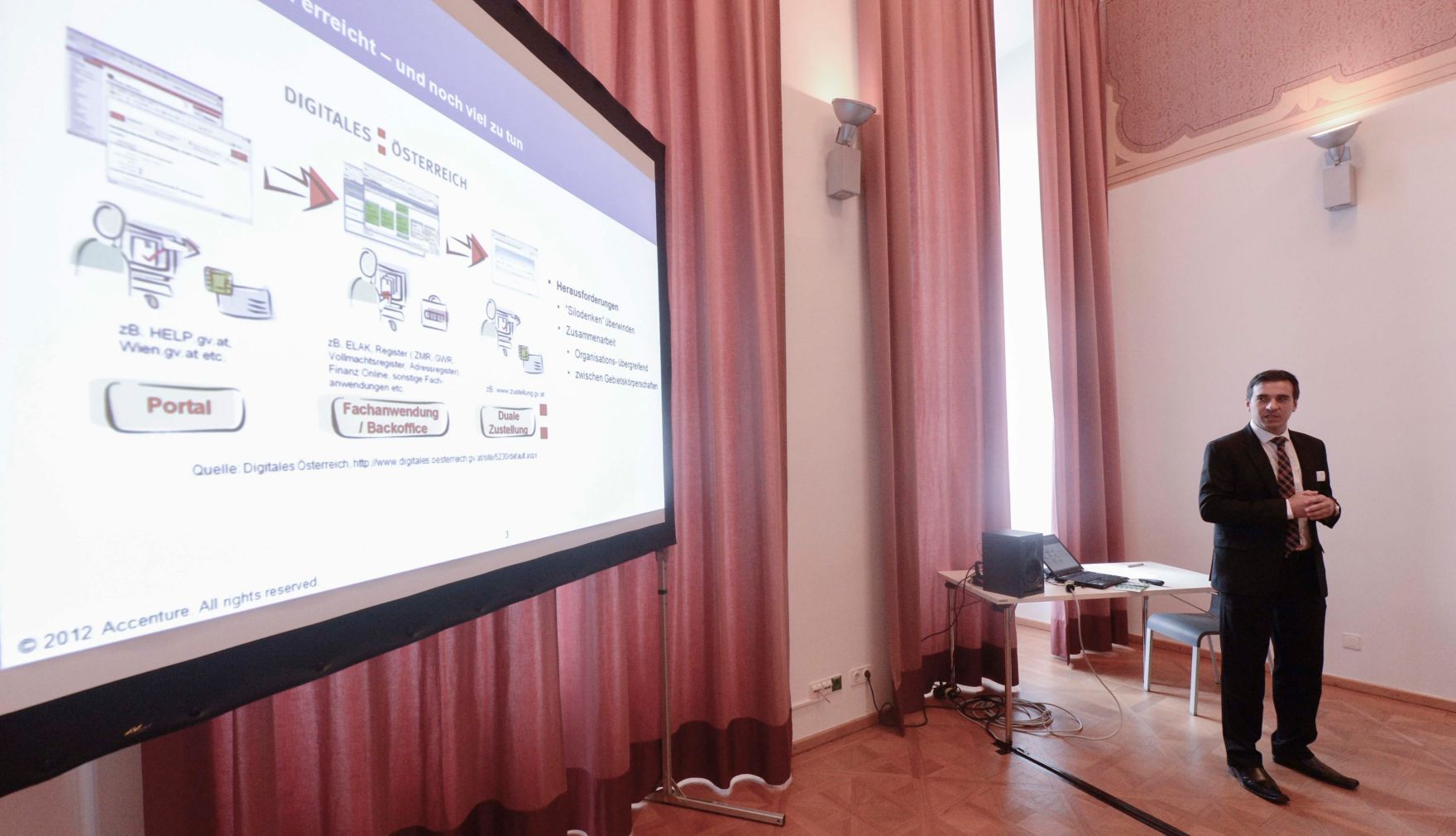 Am 18. Oktober 2012 fand die Verwaltungsmesse unter der Schirmherrschaft von Bundesministerin Gabriele Heinisch-Hosek im MuseumsQuartier in Wien statt. Impressionen von den Pr&auml;sentationen und Vortr&auml;gen bei der 2. Verwaltungsmesse.