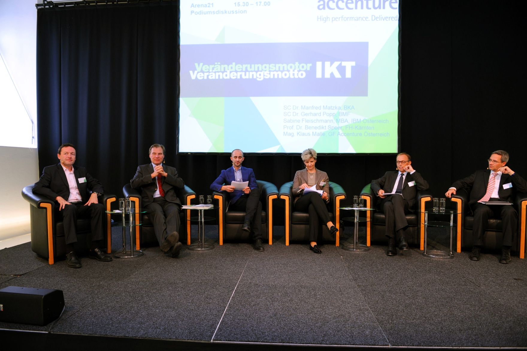 Am 18. Oktober 2012 fand die Verwaltungsmesse unter der Schirmherrschaft von Bundesministerin Gabriele Heinisch-Hosek im MuseumsQuartier in Wien statt. Podiumsdiskussion Ver&auml;nderungsmotor/-motto IKT (v.l.n.r.) Harald M&uuml;ller (BKA), Gerhard Popp (BMF), Stefan Grampelhuber (Republik), Sabine Fleischmann (IBM), Klaus Malle (Accenture &Ouml;sterreich), Benedikt Speer (FH K&auml;rnten).