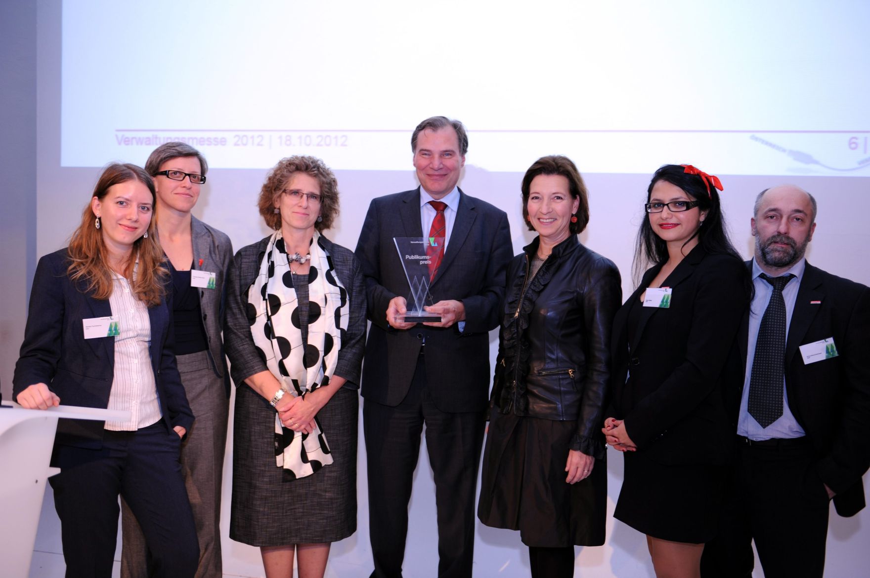 Am 18. Oktober 2012 fand die Verwaltungsmesse unter der Schirmherrschaft von Bundesministerin Gabriele Heinisch-Hosek im MuseumsQuartier in Wien statt. Bundesministerin Gabriele Heinisch-Hosek mit den Gewinnern des Publikumspreises der 2. Verwaltungsmesse: Das Bundesministerium f&uuml;r Finanzen mit Beispielen gelebter B&uuml;rgerorientierung und Verwaltungseffizienz.