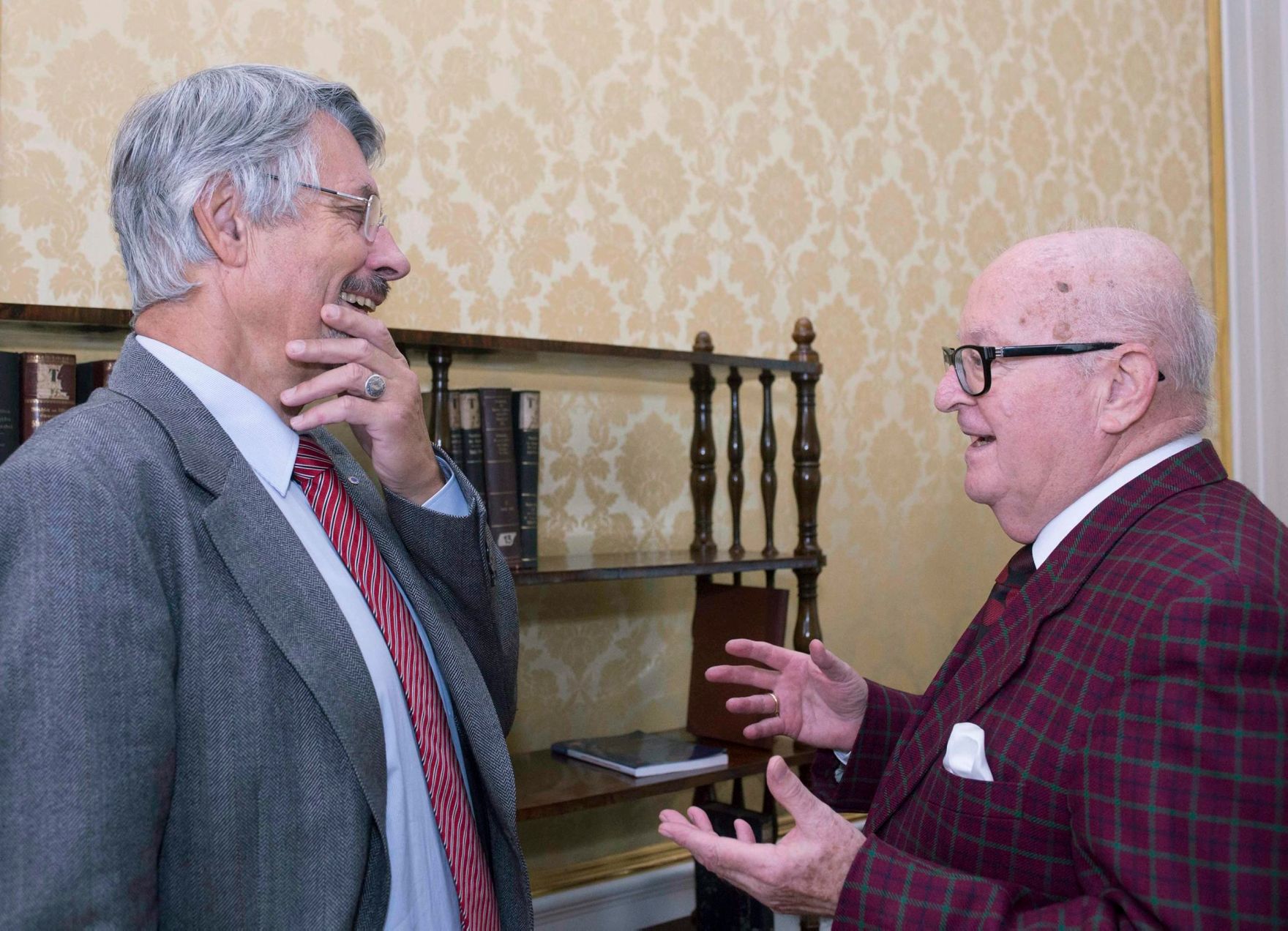 Am 28. November 2012 fand eine Veranstaltung zur Er&ouml;ffnung des Instituts f&uuml;r Staatsorganisation und Verwaltungsreform im Bundeskanzleramt statt. Im Bild Bundesminister a.D. Dr. Friedhelm Frischenschlager (l.) im Gespr&auml;ch mit Landtagspr&auml;sident a.D. Prof. Manfried Welan (r.).