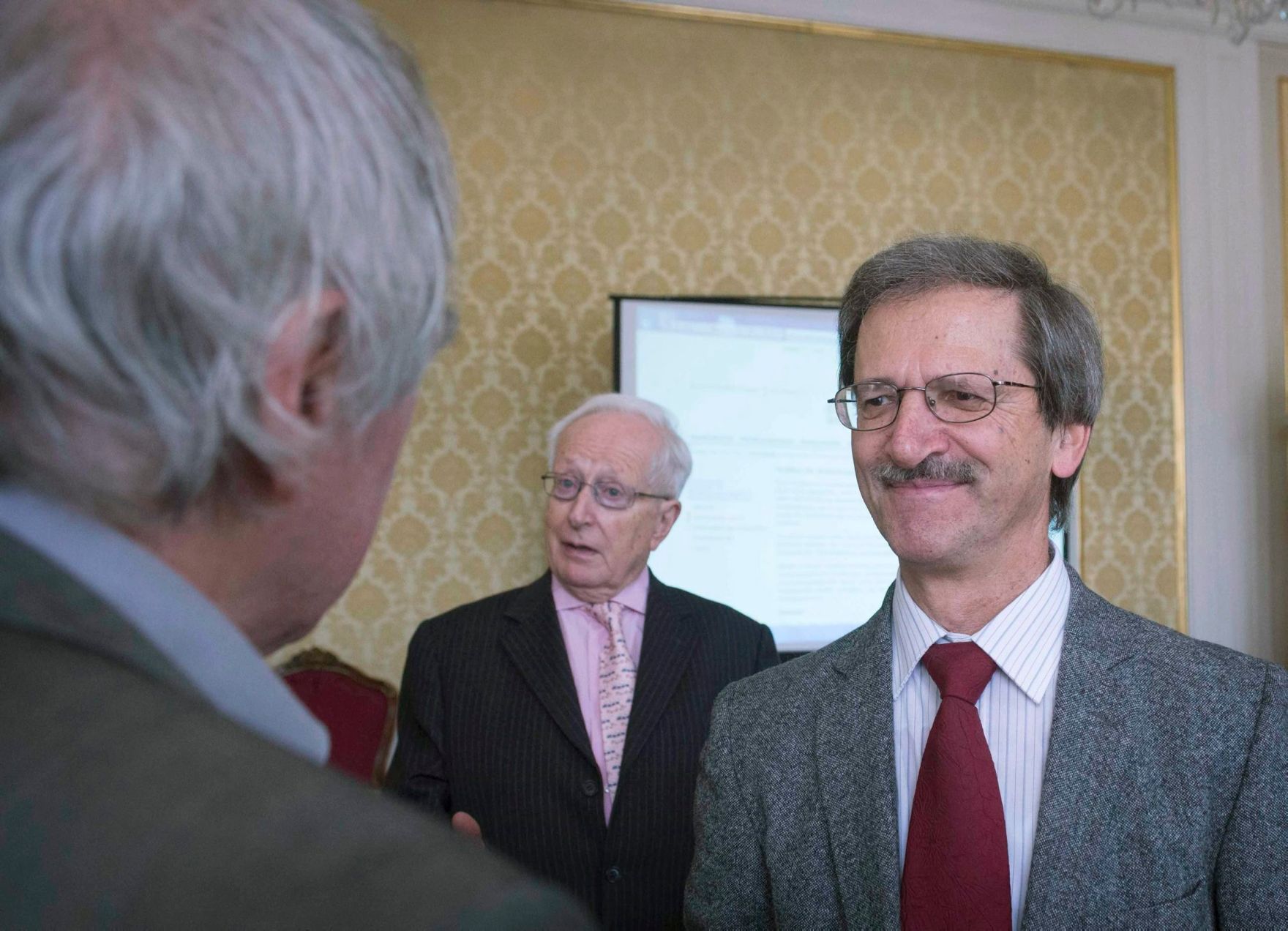 Am 28. November 2012 fand eine Veranstaltung zur Er&ouml;ffnung des Instituts f&uuml;r Staatsorganisation und Verwaltungsreform im Bundeskanzleramt statt. Im Bild Prof. Otmar H&ouml;ll (l.) im Gespr&auml;ch mit Prof. Max Haller (r.). Bildmitte der Pr&auml;sident des Verfassungsgerichtshofes (VfGH) a.D. Prof. Ludwig Adamovich.