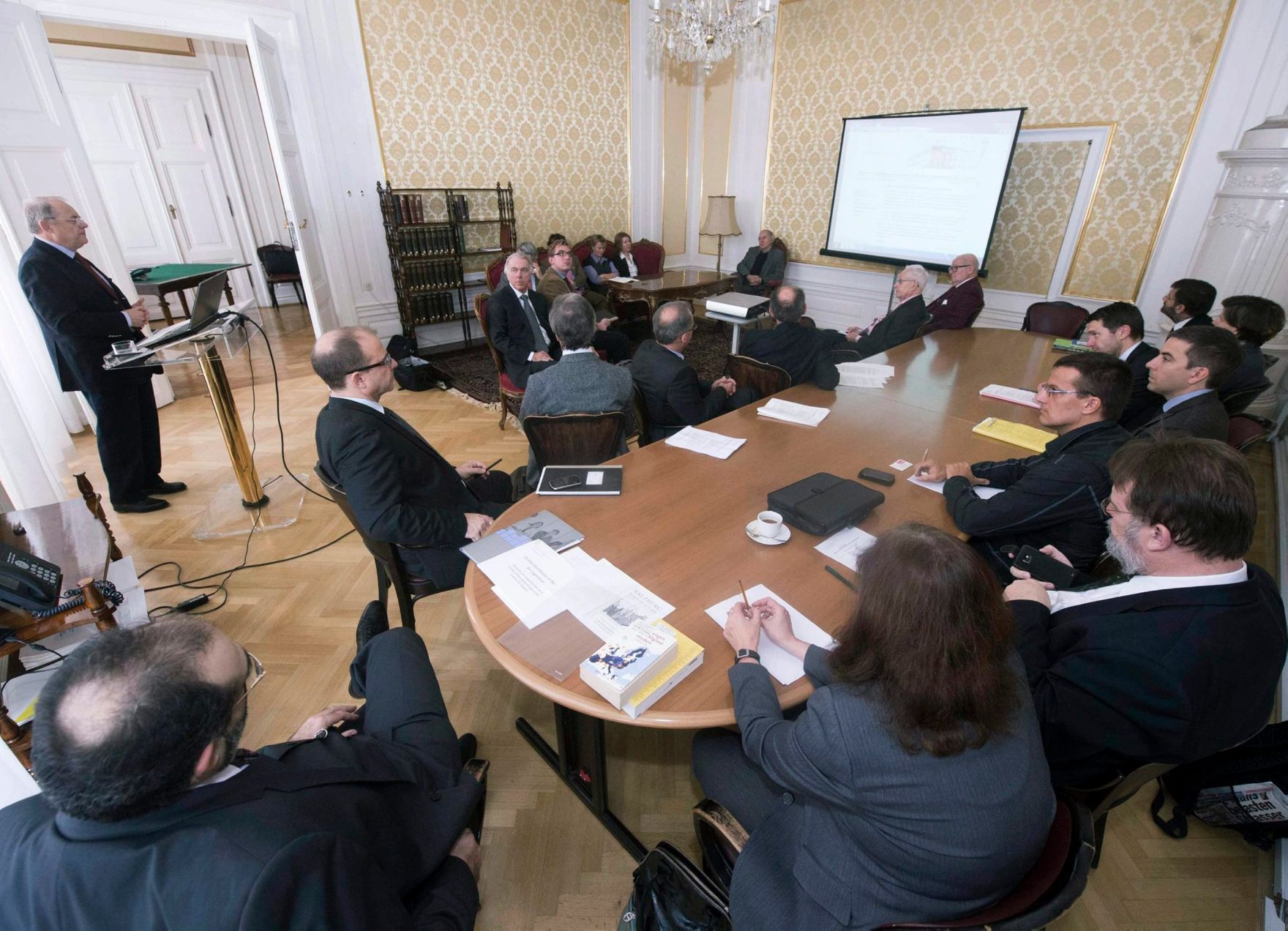 Am 28. November 2012 fand eine Veranstaltung zur Er&ouml;ffnung des Instituts f&uuml;r Staatsorganisation und Verwaltungsreform im Bundeskanzleramt statt. Links im Bild Sektionschef Dr. Manfred Matzka bei seinem Er&ouml;ffnungsreferat.