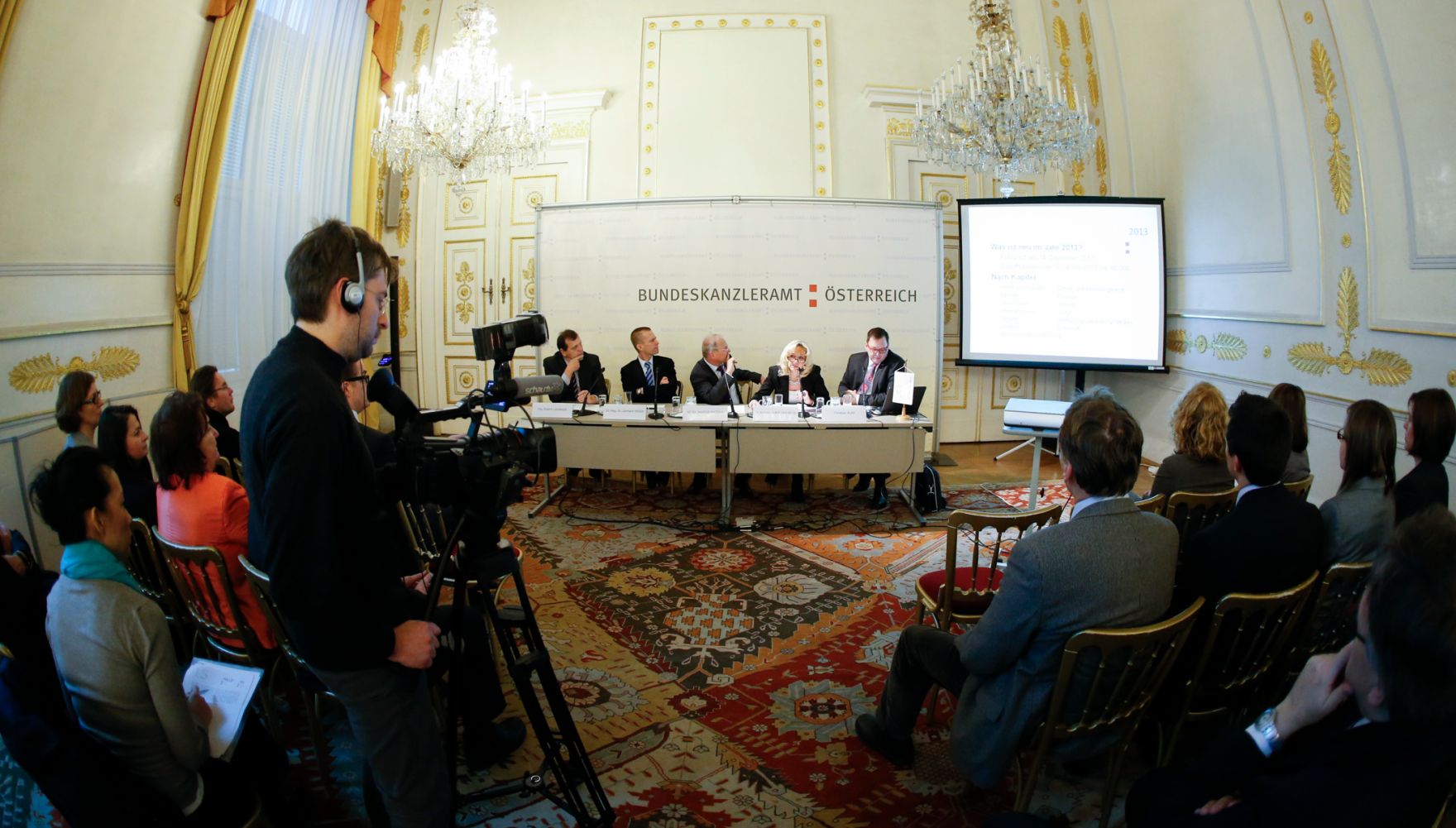 Am 10. J&auml;nner 2013 fand im Bundeskanzleramt die Veranstaltung &quot;15 Jahre HELP &amp; RIS&quot; statt. Im Bild Rolan Ledinger, Gerhard Hesse, Manfred Matzka, Barbara Auracher-J&auml;ger, Christian Rupp (v.l.n.r).