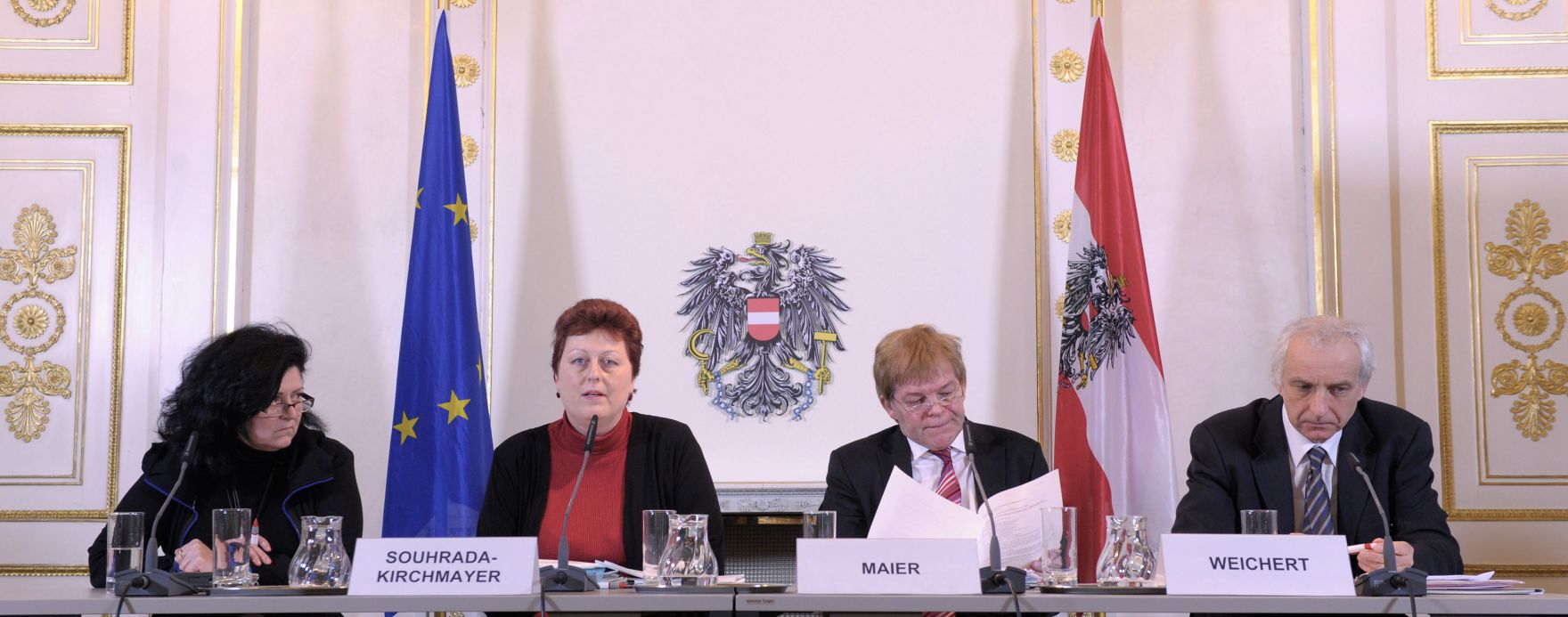 Am 25. J&auml;nner 2013 fand im Bundeskanzleramt der 7. Europ&auml;ische Datenschutztag zum Thema: &bdquo;Aktuelle Entwicklungen im Datenschutz unter besonderer Beachtung von Social Media&ldquo; statt. Im Anschluss an die Veranstaltung gab es eine Pressekonferenz. Im Bild: Ulrike Vogler-Kremsmayer, Eva Souhrada-Kirchmayer, Johann Maier und Thilo Weichtert (v.l.n.r.).