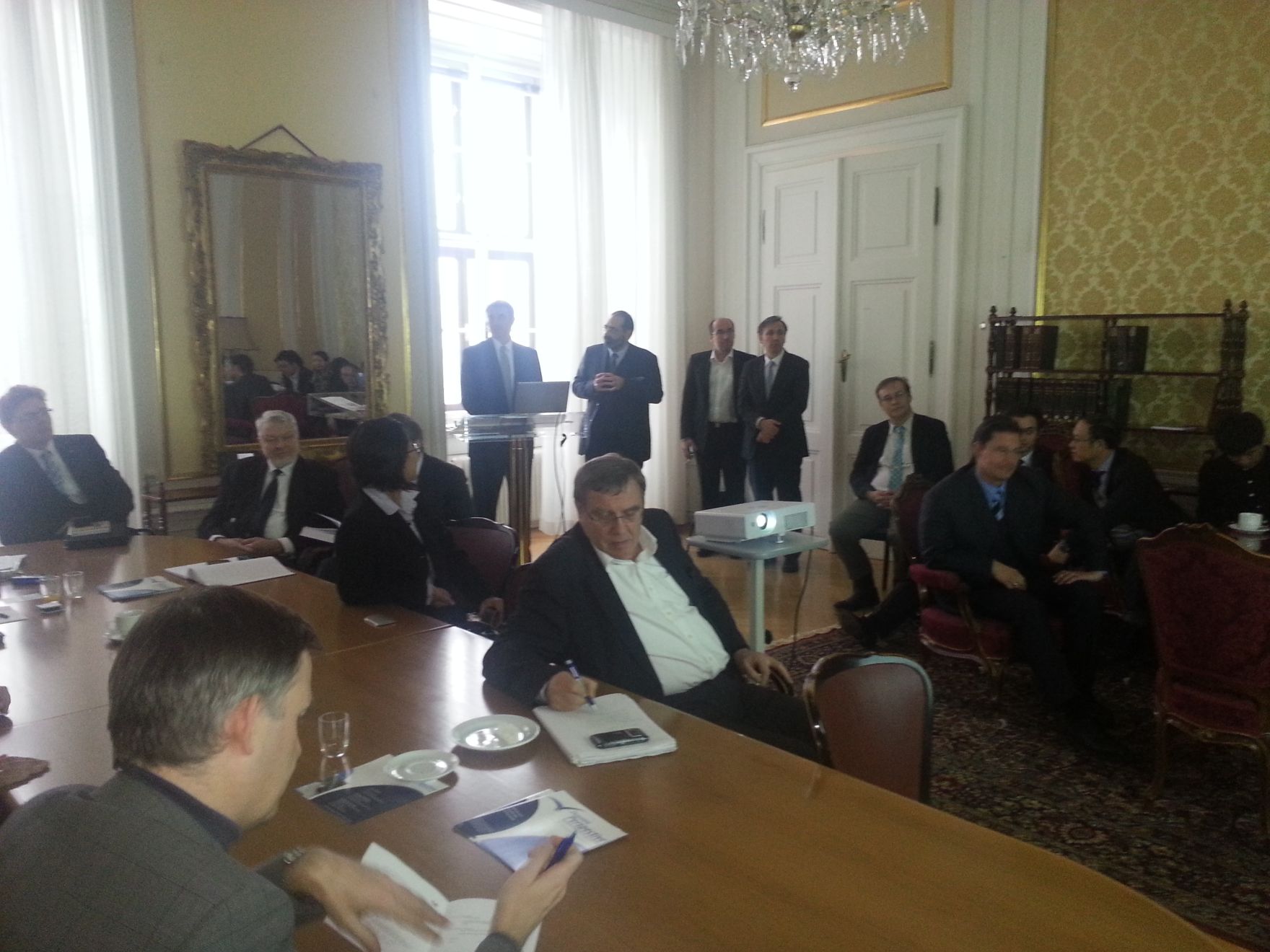 Am Montag 28. J&auml;nner 2013 fand das Forum Innovation &quot;Internationale Innovationsprojekte und ihre staats&ouml;konomische Relevanz&quot; veranstaltet vom Institut f&uuml;r Staatsorganisation und Verwaltungsreform und dem Innovateur Technicum Austria aus Anlass des Besuchs des Leiters des Europab&uuml;ros der Stadtverwaltung Shenyang in &Ouml;sterreich statt. Am Rednerpult Mag. Peter Kustor, Leiter der Abteilung I/11 im Bundeskanzleramt, daneben Institutsleiter Dr. Alexander Balthasar und die beiden Gesch&auml;ftsf&uuml;hrer des Innovateur Technicum Austria: Dipl-Ing. Alexander Kraus und Dipl-Ing. Viktor Maier. &Uuml;ber diese Veranstaltung wurde im FORMAT (15.2.2013, S. 55) berichtet.