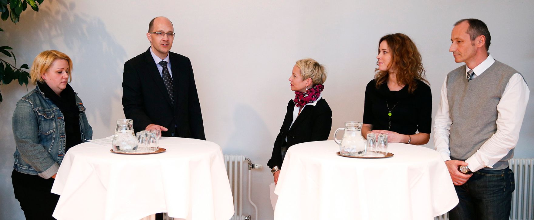 Am 18. Februar 2013 fand im Bundeskanzleramt eine Info-Veranstaltung zum neuen Bundesverwaltungsgericht f&uuml;r Bundesbedienstete statt. Im Bild: Moderiertes Gespr&auml;ch &uuml;ber Gerichtsalltag am Asylgerichtshof mit Claudia Karolyi, Andreas Huber, Alexandra Schrefler-K&ouml;nig, Marianne Weber, Josef Pichler (v.l.n.r.).