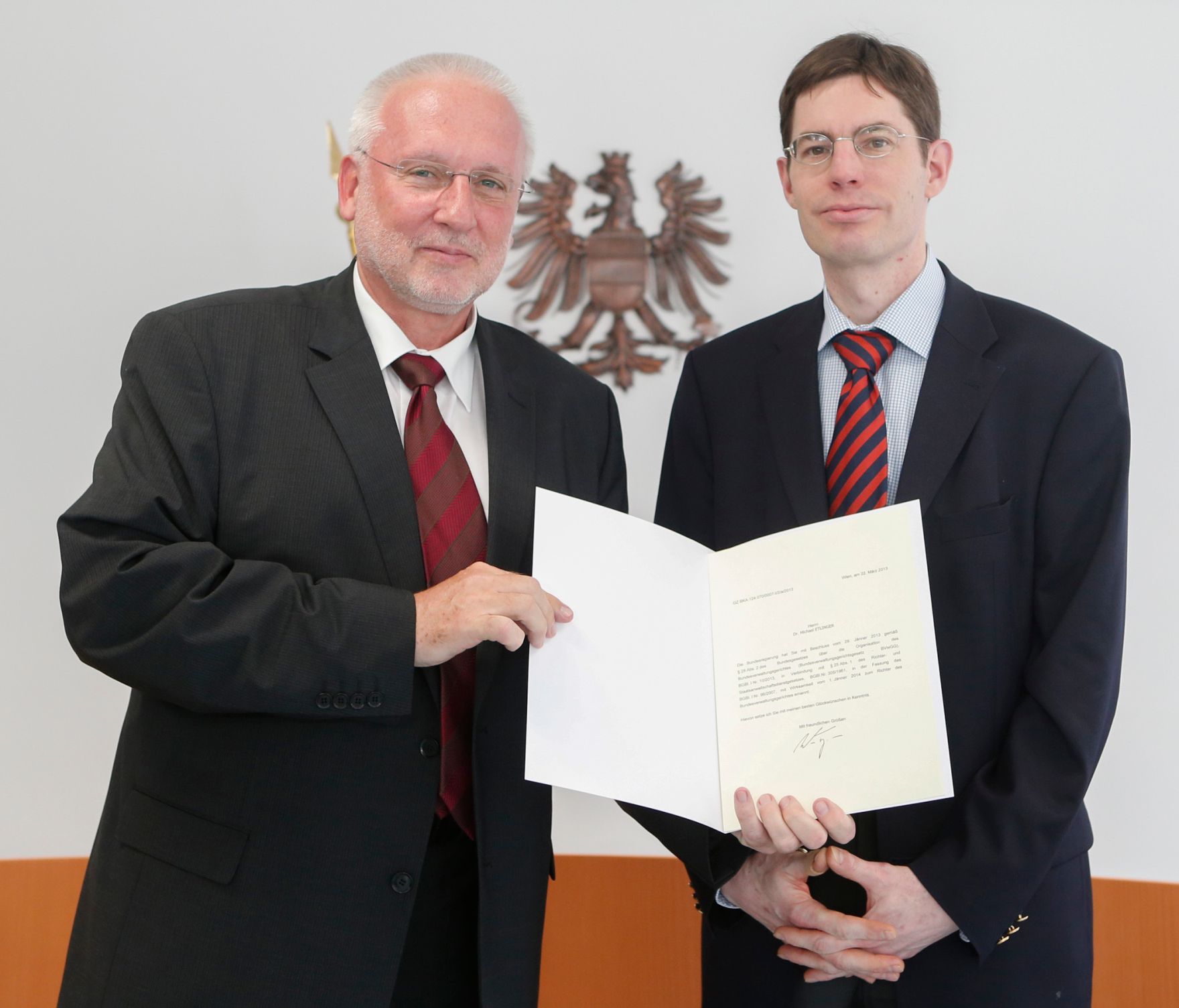 Am 26. April 2013 wurden Dekrete an Senatsmitglieder des Bundesvergabeamtes zu Richterinnen und Richtern des Bundesverwaltungsgerichts verliehen. Im Bild Pr&auml;sident Harald Perl mit Richter Michael Etlinger.