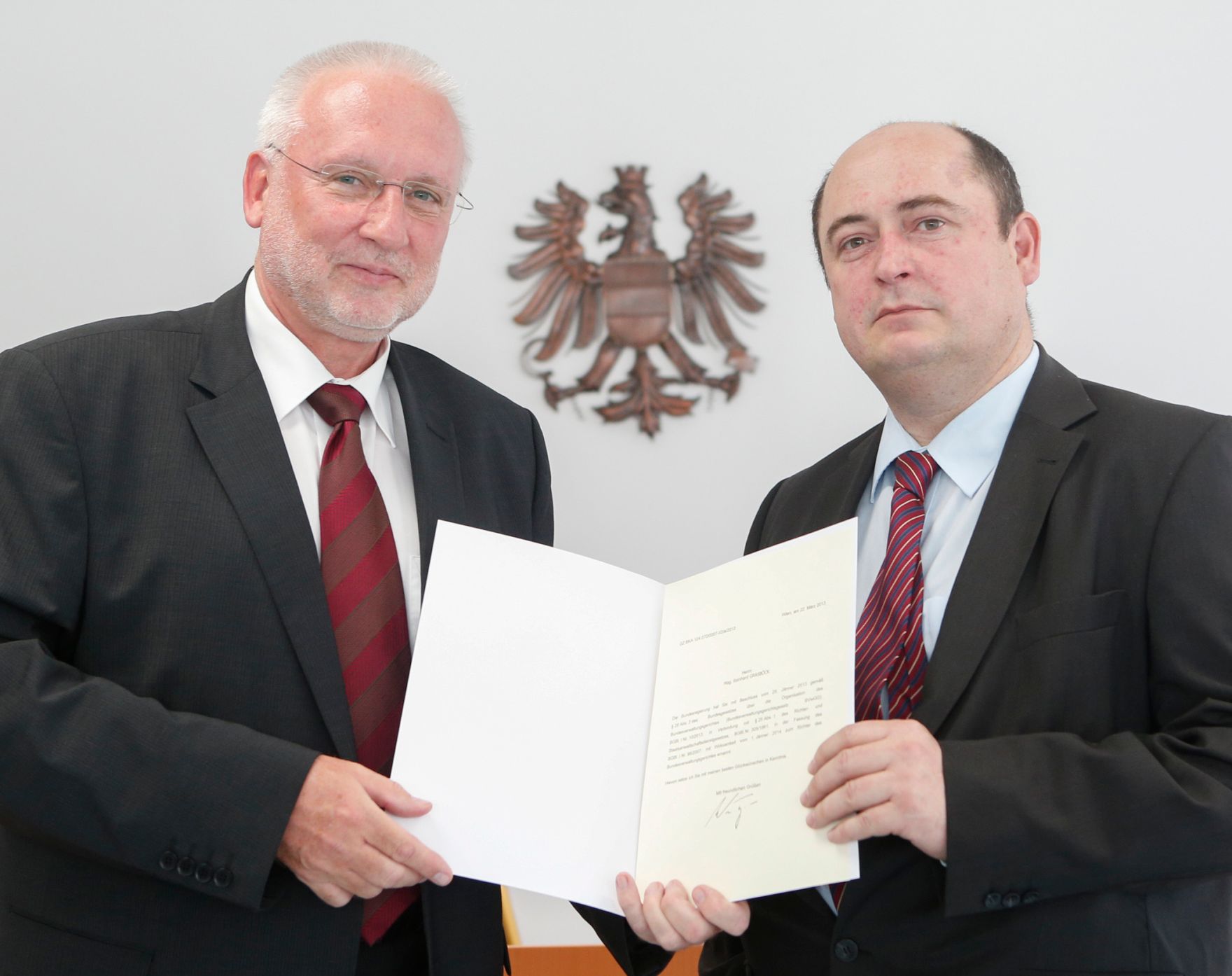 Am 26. April 2013 wurden Dekrete an Senatsmitglieder des Bundesvergabeamtes zu Richterinnen und Richtern des Bundesverwaltungsgerichts verliehen.Im Bild Pr&auml;sident Harald Perl mit Richter Reinhard Grasb&ouml;ck.