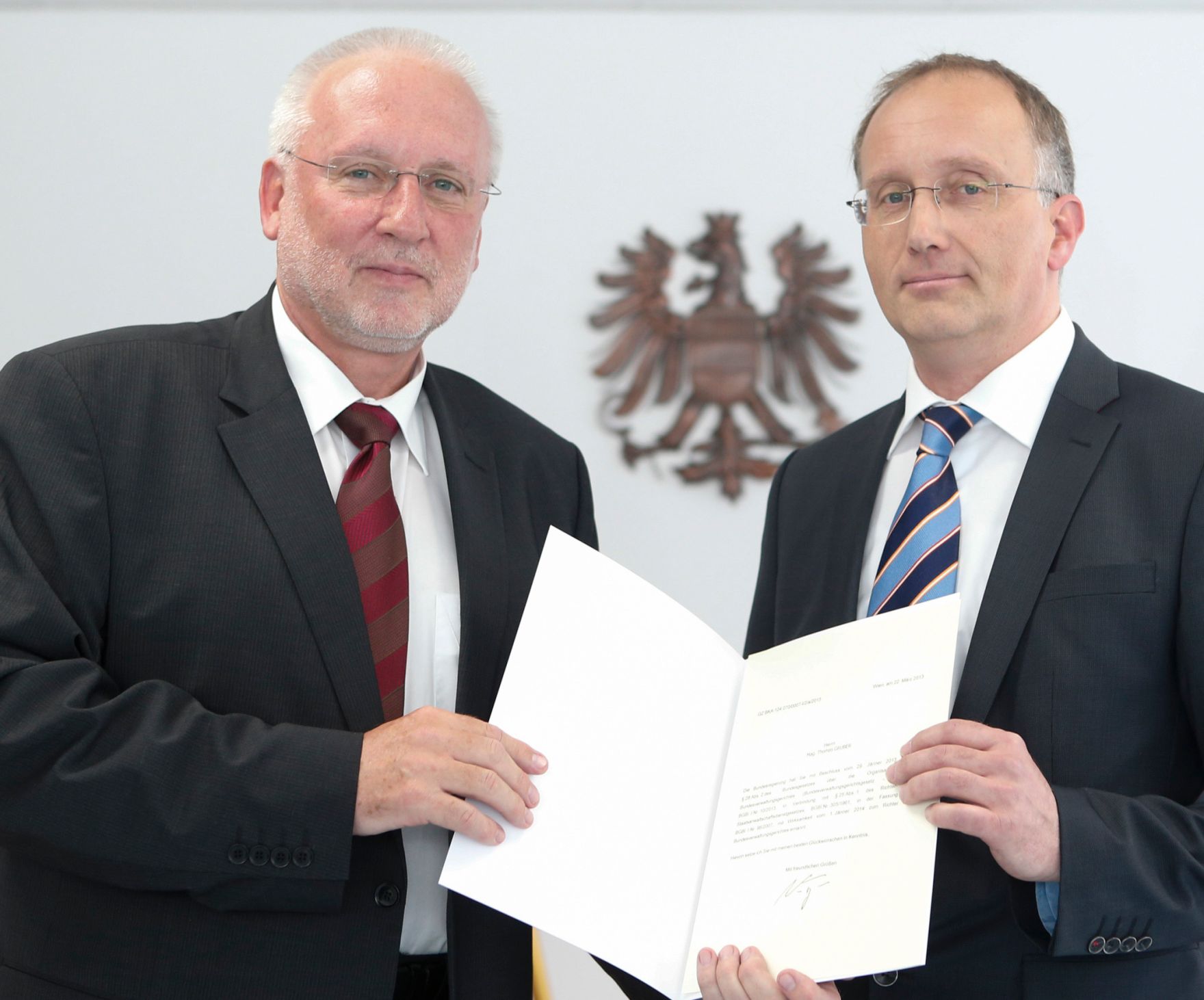 Am 26. April 2013 wurden Dekrete an Senatsmitglieder des Bundesvergabeamtes zu Richterinnen und Richtern des Bundesverwaltungsgerichts verliehen. Im Bild Pr&auml;sident Harald Perl mit Richter Thomas Gruber.