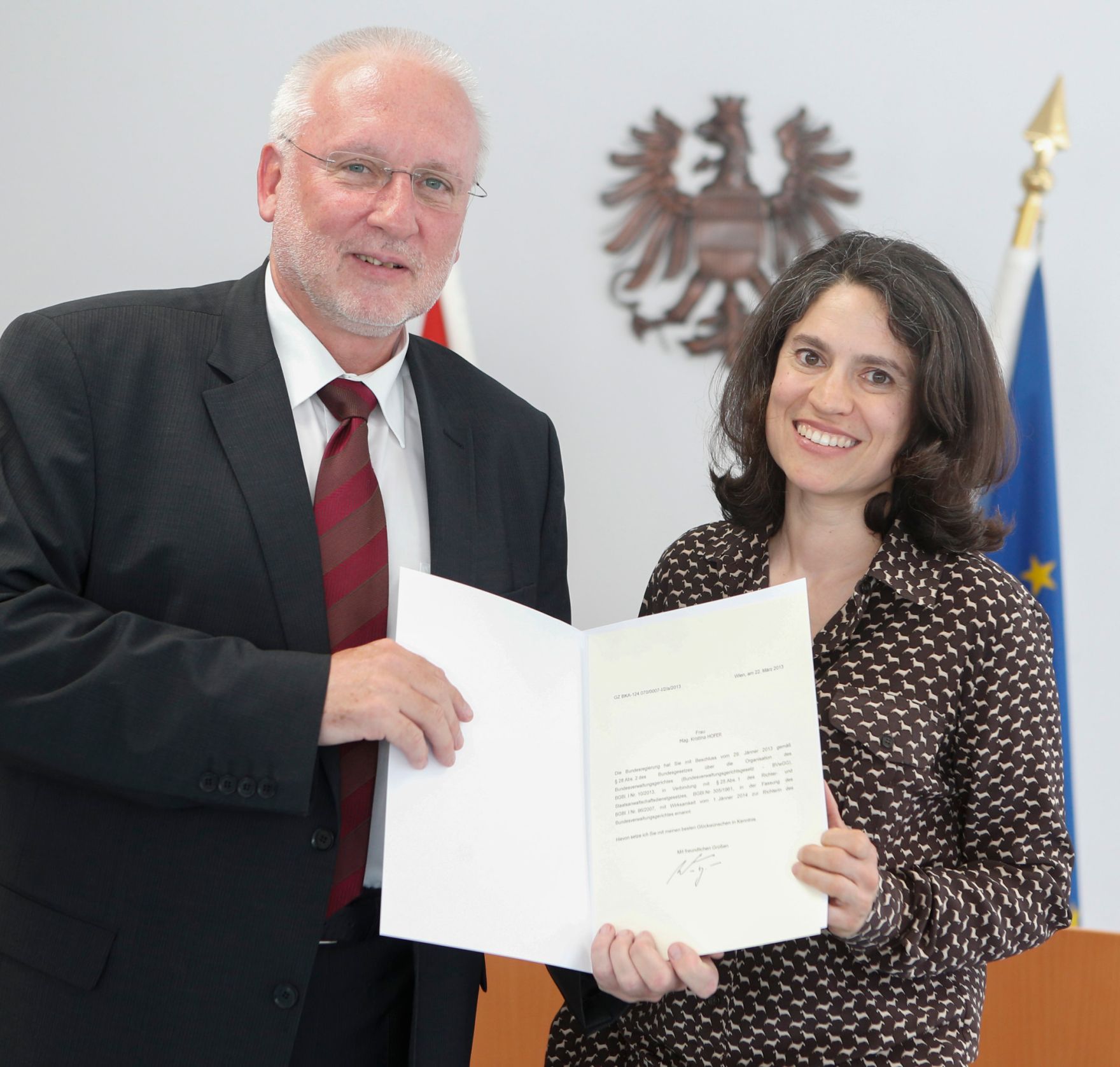 Am 26. April 2013 wurden Dekrete an Senatsmitglieder des Bundesvergabeamtes zu Richterinnen und Richtern des Bundesverwaltungsgerichts verliehen. Im Bild Pr&auml;sident Harald Perl mit Richterin Kristina Hofer.