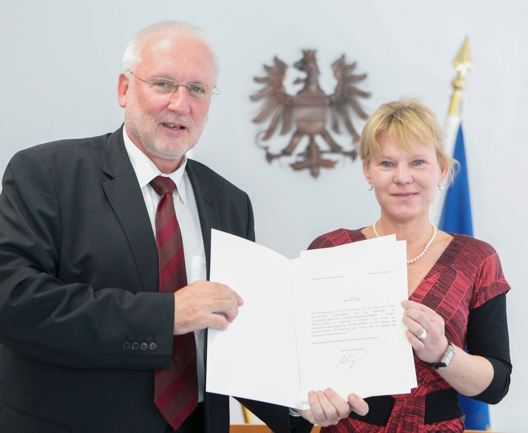 Am 26. April 2013 wurden Dekrete an Senatsmitglieder des Bundesvergabeamtes zu Richterinnen und Richtern des Bundesverwaltungsgerichts verliehen. Im Bild Pr&auml;sident Harald Perl mit Richterin Ilse Lesniak.