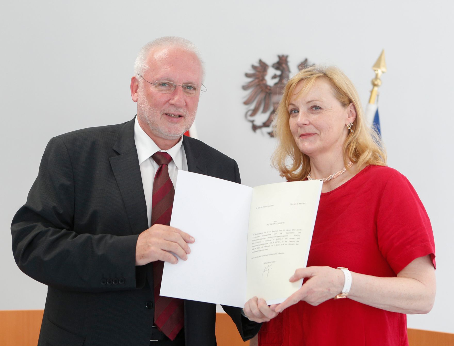 Am 26. April 2013 wurden Dekrete an Senatsmitglieder des Bundesvergabeamtes zu Richterinnen und Richtern des Bundesverwaltungsgerichts verliehen. Im Bild Pr&auml;sident Harald Perl mit Richterin Viktoria Mugli-Maschek.