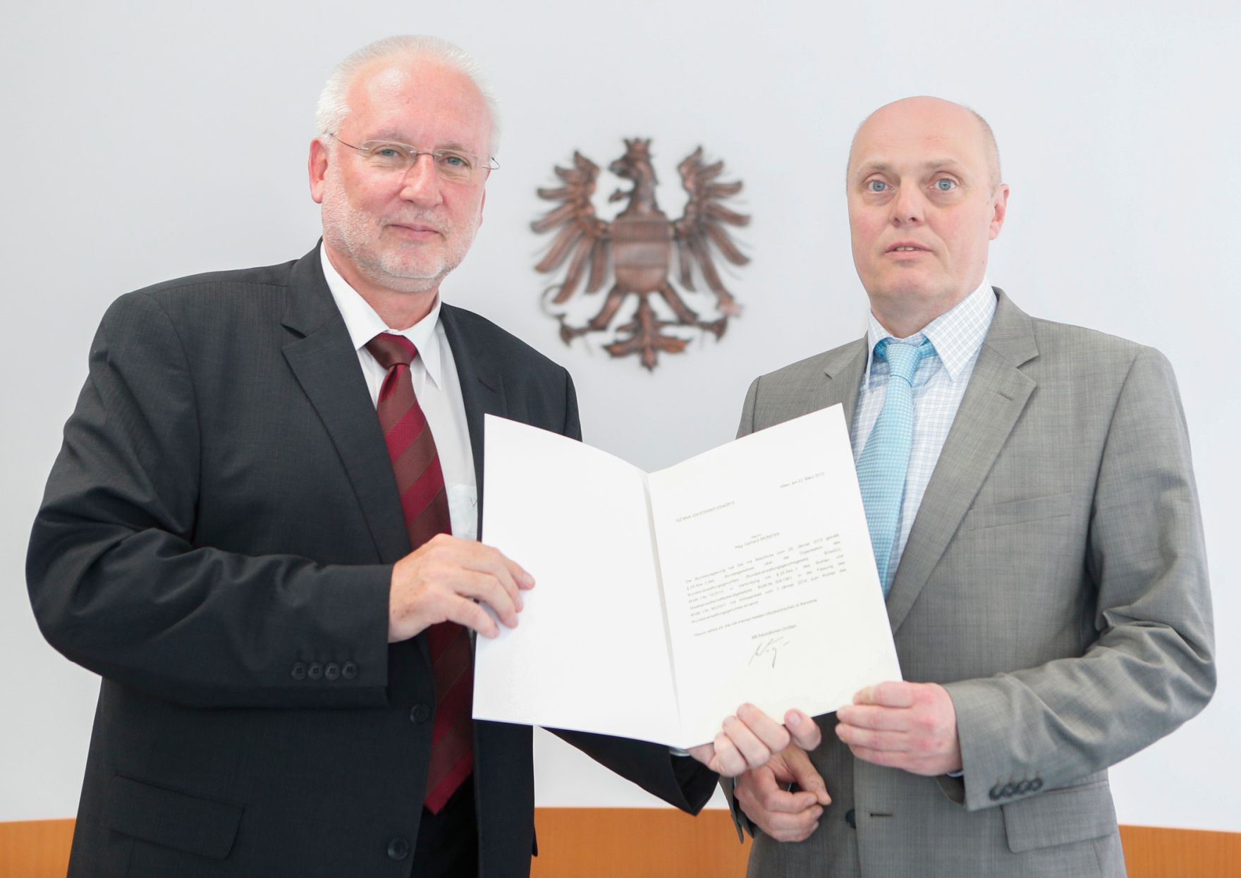Am 26. April 2013 wurden Dekrete an Senatsmitglieder des Bundesvergabeamtes zu Richterinnen und Richtern des Bundesverwaltungsgerichts verliehen. Im Bild Pr&auml;sident Harald Perl mit Richter Gerhard Pr&uuml;nster.