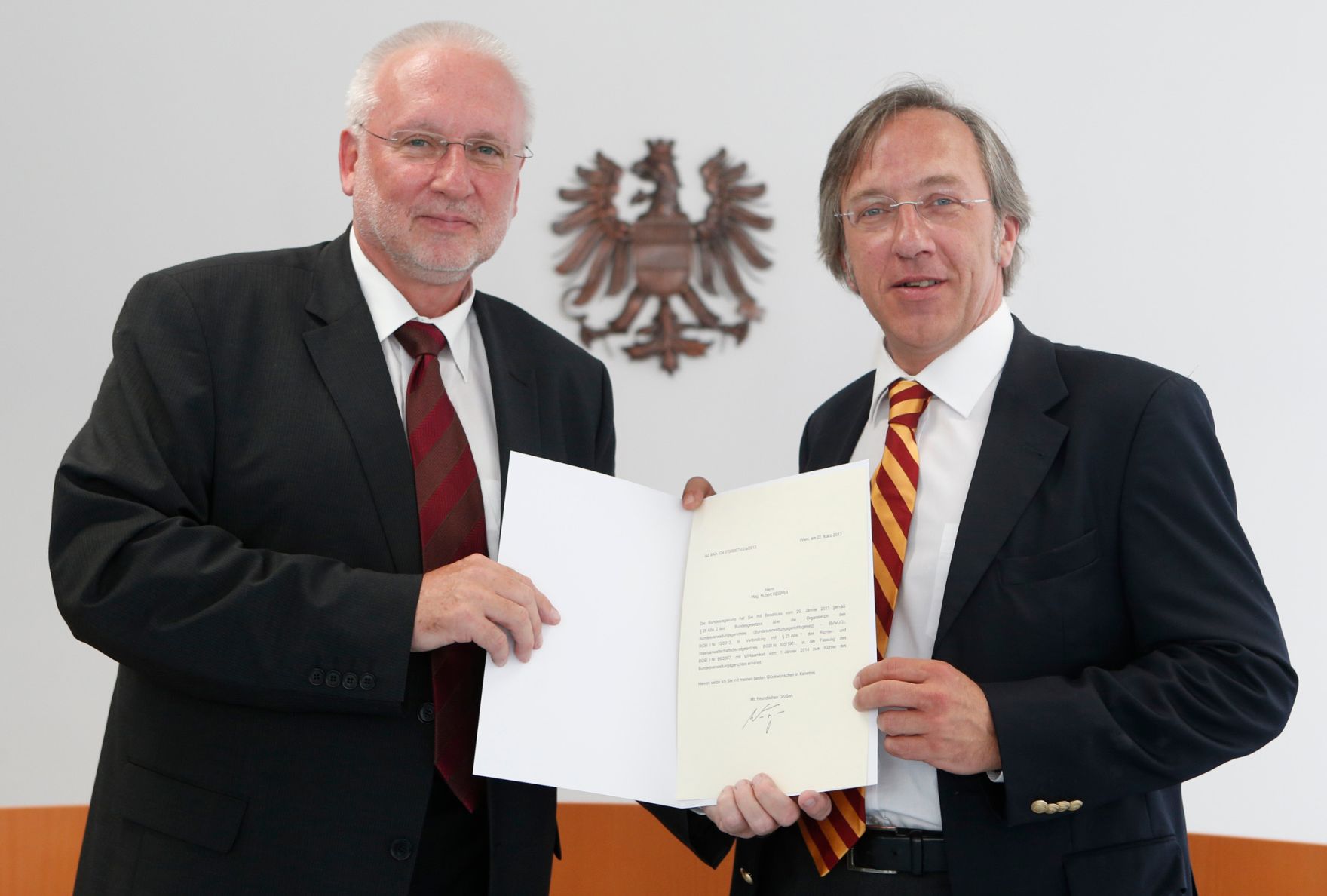 Am 26. April 2013 wurden Dekrete an Senatsmitglieder des Bundesvergabeamtes zu Richterinnen und Richtern des Bundesverwaltungsgerichts verliehen. Im Bild Pr&auml;sident Harald Perl mit Richter Hubert Reisner.