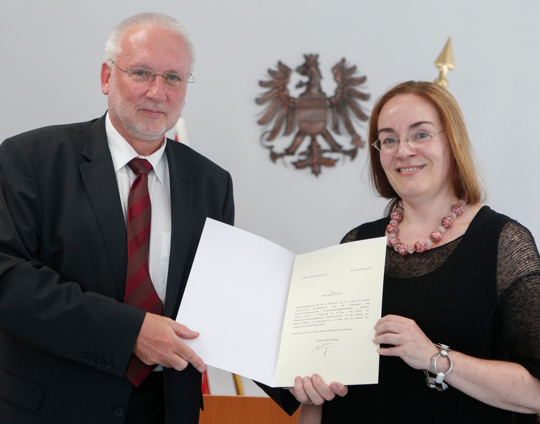 Am 26. April 2013 wurden Dekrete an Senatsmitglieder des Bundesvergabeamtes zu Richterinnen und Richtern des Bundesverwaltungsgerichts verliehen. Im Bild Pr&auml;sident Harald Perl mit Richterin Angela Schidlof.