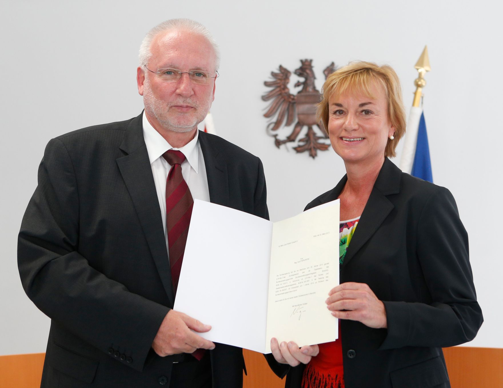 Am 26. April 2013 wurden Dekrete an Senatsmitglieder des Bundesvergabeamtes zu Richterinnen und Richtern des Bundesverwaltungsgerichts verliehen. Im Bild Pr&auml;sident Harald Perl mit Richterin Julia Stiefelmeyer.