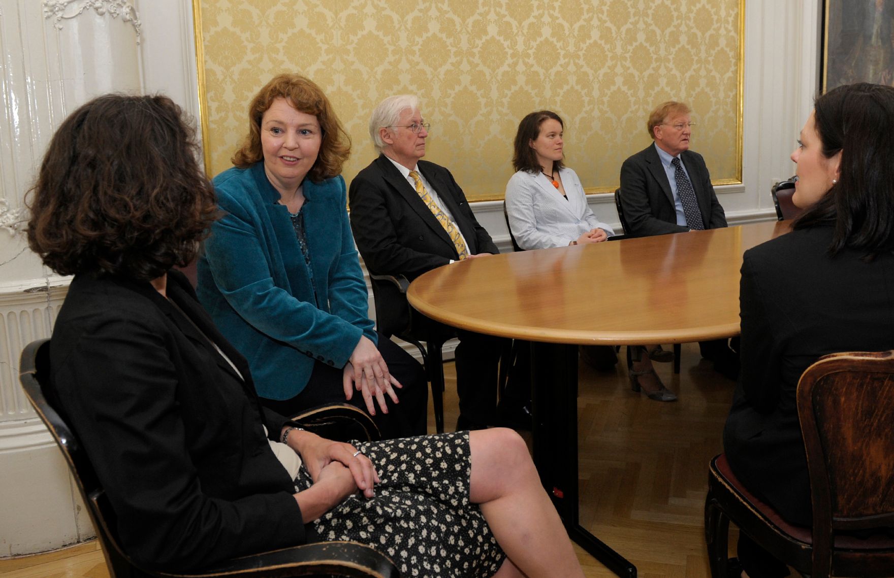 Am 7. und 8. Mai 2013 fand im Bundeskanzleramt die EuDEM Konferenz (Conference on European Democracy) statt. Im Bild (v.l.n.r.) Christina Binder, Jillian van Turnhout, Thomas W&uuml;rtenberger, Anne Jacquemet-Gauch&eacute;, Thomas Cottier und Anna Echterhoff.