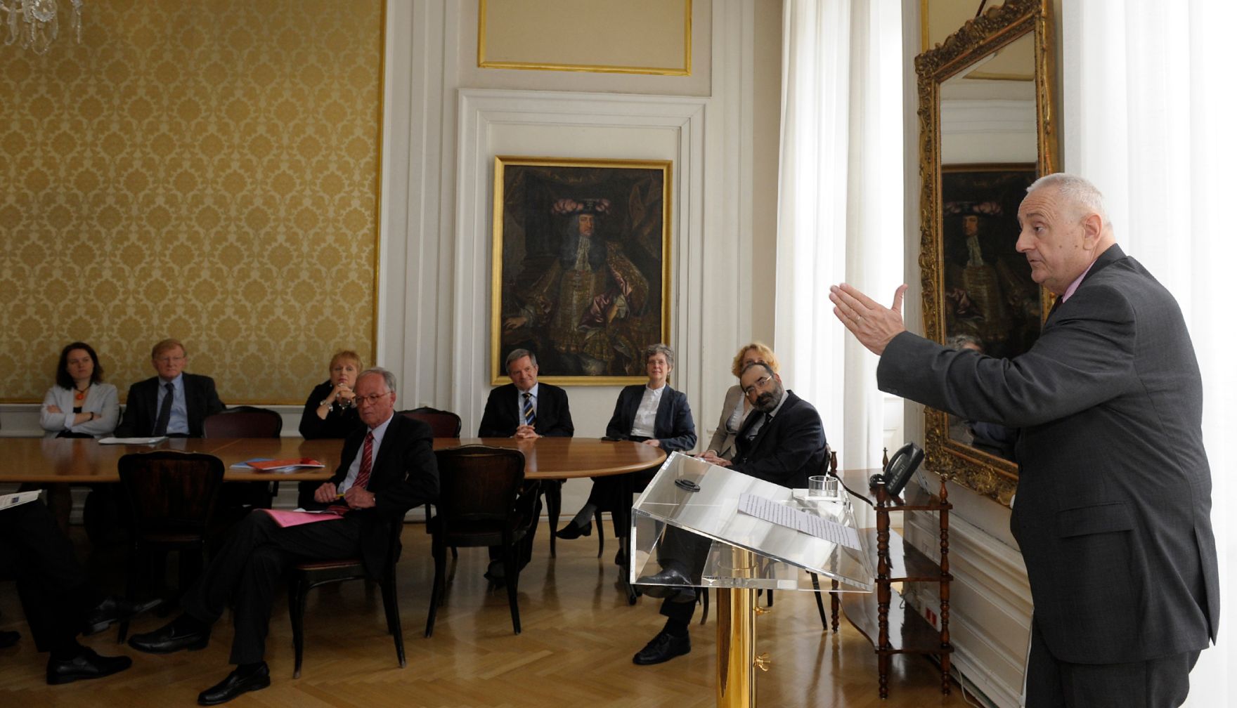 Am 7. und 8. Mai 2013 fand im Bundeskanzleramt die EuDEM Konferenz (Conference on European Democracy) statt. Im Bild Johannes W. Pichler bei der Er&ouml;ffnung.