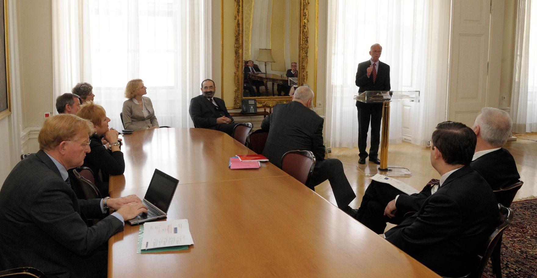Am 7. und 8. Mai 2013 fand im Bundeskanzleramt die EuDEM Konferenz (Conference on European Democracy) statt. Links im Bild Thomas Cottier, am Fenster Joanna Kulesza.