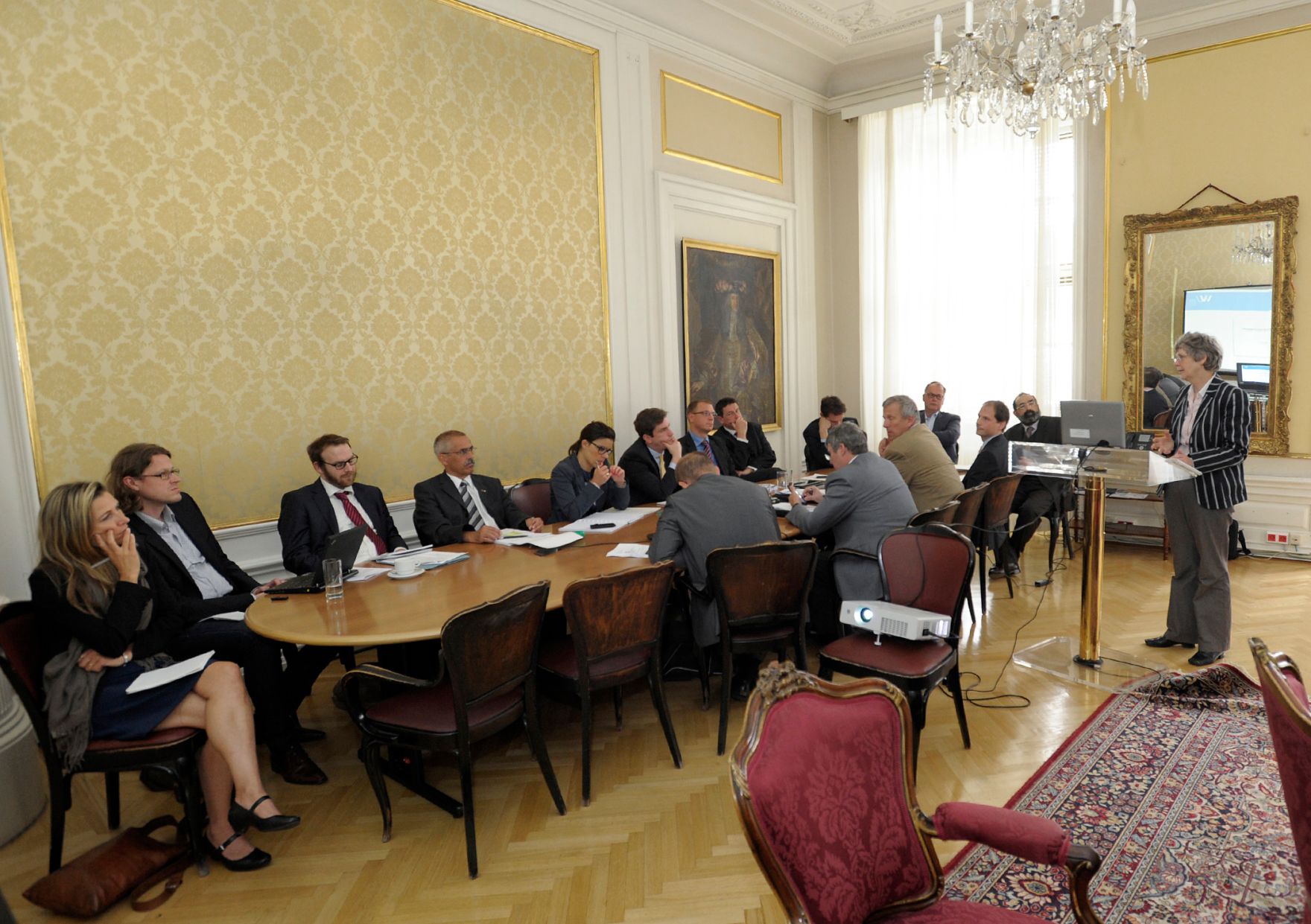 Am 25. Juni 2013 fand der Workshop &quot;Public Sector Information - Open Data - What is fair: Free Access or Fees?&quot; im Bundeskanzleramt statt. Im Bild (r.) Prof. Melanie Sully bei der Er&ouml;ffnung der Veranstaltung. Im Vordergrund (v.l.) Patricia Jonason, Tero Erkkil&auml;, Ben Worthy, Reinhard Gissing und Valeria Barbaro.