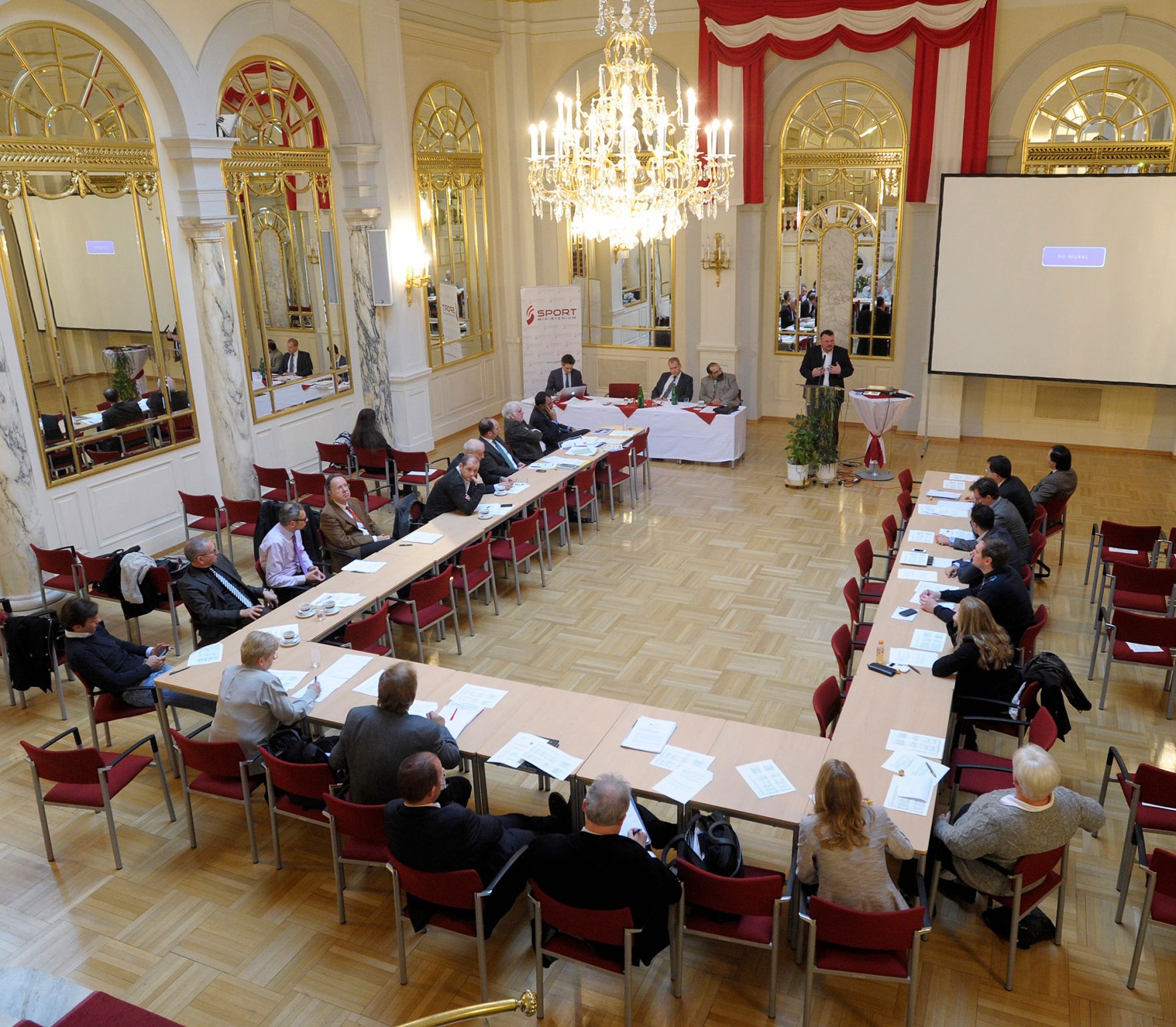Am 20. November 2013 fand im Haus des Sports die Diskussionsveranstaltung &bdquo;Internationaler Sport &ndash; eine rechtliche Herausforderung f&uuml;r Verwaltung und Gerichtsbarkeit?&ldquo; statt. Am Rednerpult Mag. Hartmut Haller von der Universit&auml;t Wien.