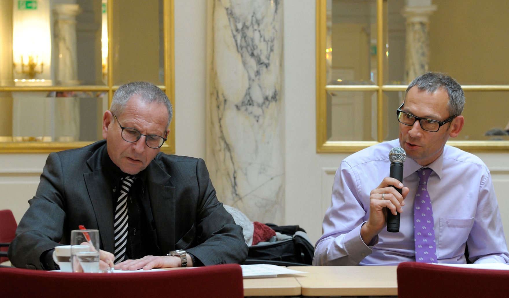 Am 20. November 2013 fand im Haus des Sports die Diskussionsveranstaltung &bdquo;Internationaler Sport &ndash; eine rechtliche Herausforderung f&uuml;r Verwaltung und Gerichtsbarkeit?&ldquo; statt. Im Bild (r.) Dr. Richard Hargassner, Hofrat des Obersten Gerichtshofs und Vizepr&auml;sident des Ober&ouml;sterreichischen Fussballverbandes.