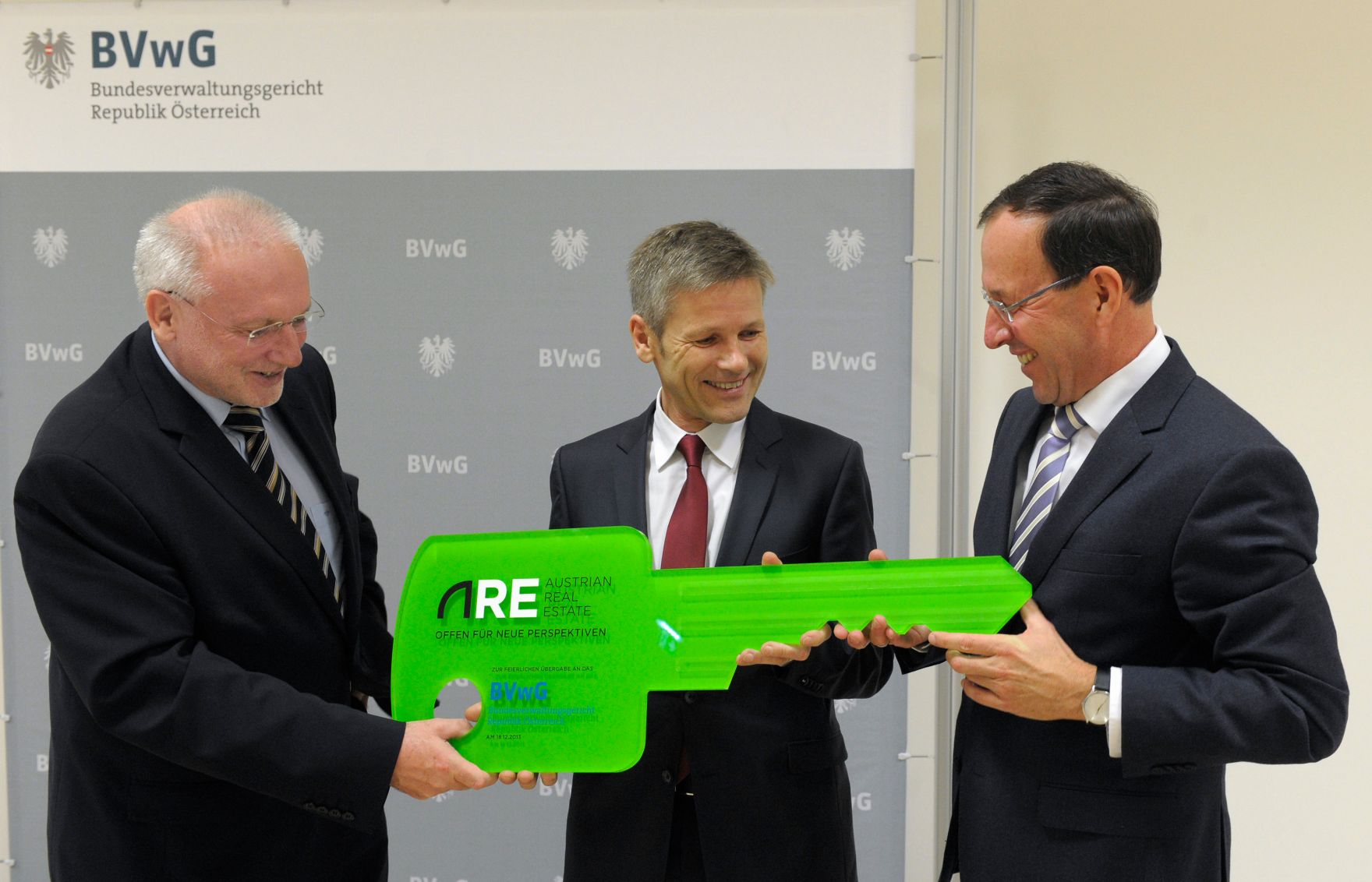 Am 18. Dezember 2013 fand die &Uuml;bergabe des neuen Amtsgeb&auml;udes f&uuml;r das Bundesverwaltungsgericht in Wien statt. Im Bild (v.l.n.r.) Harald Perl, Pr&auml;sident des Bundesverwaltungsgerichts, Kanzleramtsminister Josef Ostermayer und Wolfgang Gleissner, Gesch&auml;ftsf&uuml;hrer von Austrian Real Estate.