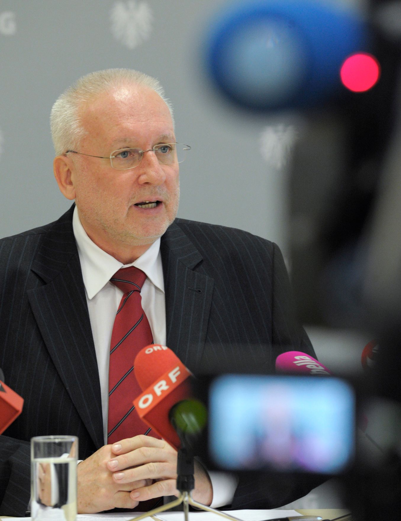 Am 3. J&auml;nner 2014 fand im Bundesverwaltungsgericht eine Pressekonferenz zum Thema &bdquo;Eine konkrete Handlungsanleitung f&uuml;r B&uuml;rgerin und B&uuml;rger: Wie ich zu meinem Recht komme&ldquo; statt. Im Bild Harald Perl, Pr&auml;sident des Bundesverwaltungsgerichts.