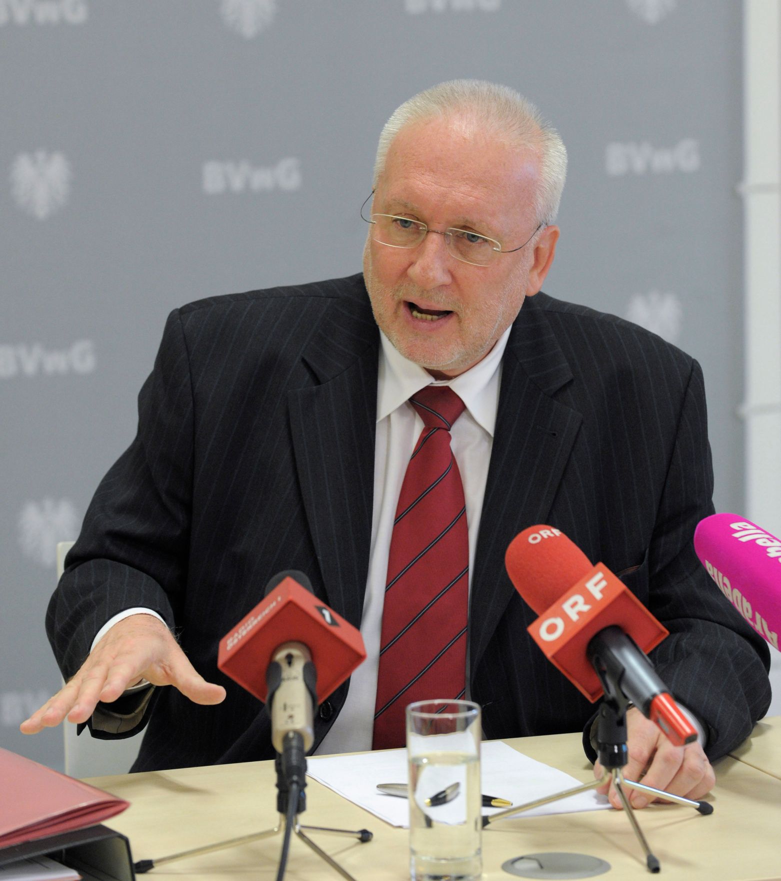 Am 3. J&auml;nner 2014 fand im Bundesverwaltungsgericht eine Pressekonferenz zum Thema &bdquo;Eine konkrete Handlungsanleitung f&uuml;r B&uuml;rgerin und B&uuml;rger: Wie ich zu meinem Recht komme&ldquo; statt. Im Bild Harald Perl, Pr&auml;sident des Bundesverwaltungsgerichts.