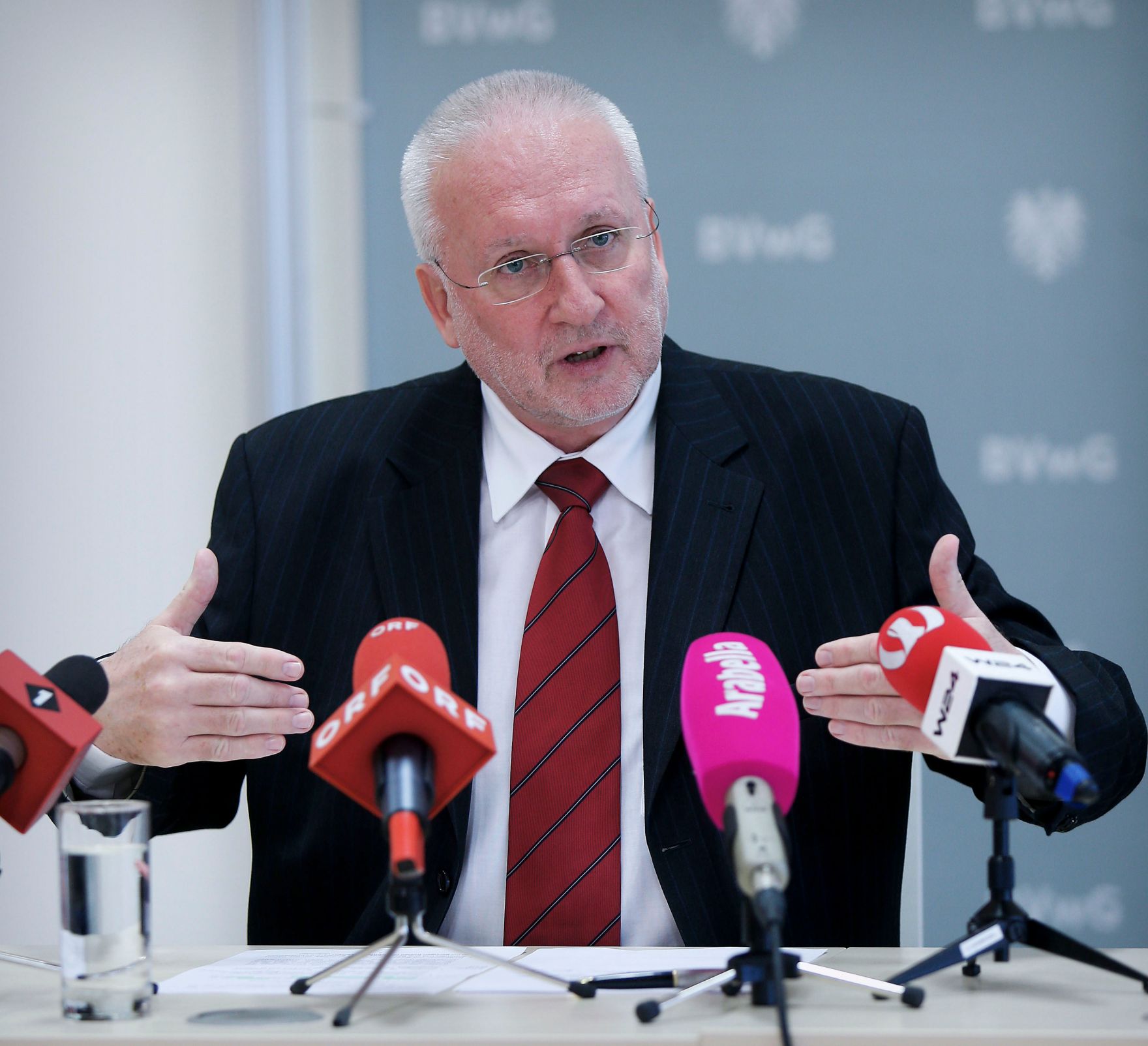 Am 3. J&auml;nner 2014 fand im Bundesverwaltungsgericht eine Pressekonferenz zum Thema &bdquo;Eine konkrete Handlungsanleitung f&uuml;r B&uuml;rgerin und B&uuml;rger: Wie ich zu meinem Recht komme&ldquo; statt. Im Bild Harald Perl, Pr&auml;sident des Bundesverwaltungsgerichts .