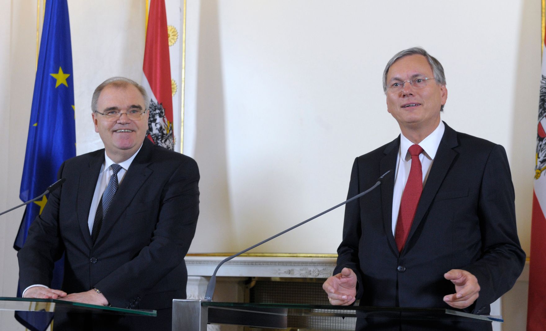 Bundesminister Alois St&ouml;ger (r.) mit Justizminister Wolfgang Brandstetter (l.) beim Pressefoyer nach dem Ministerrat am 21. J&auml;nner 2014.