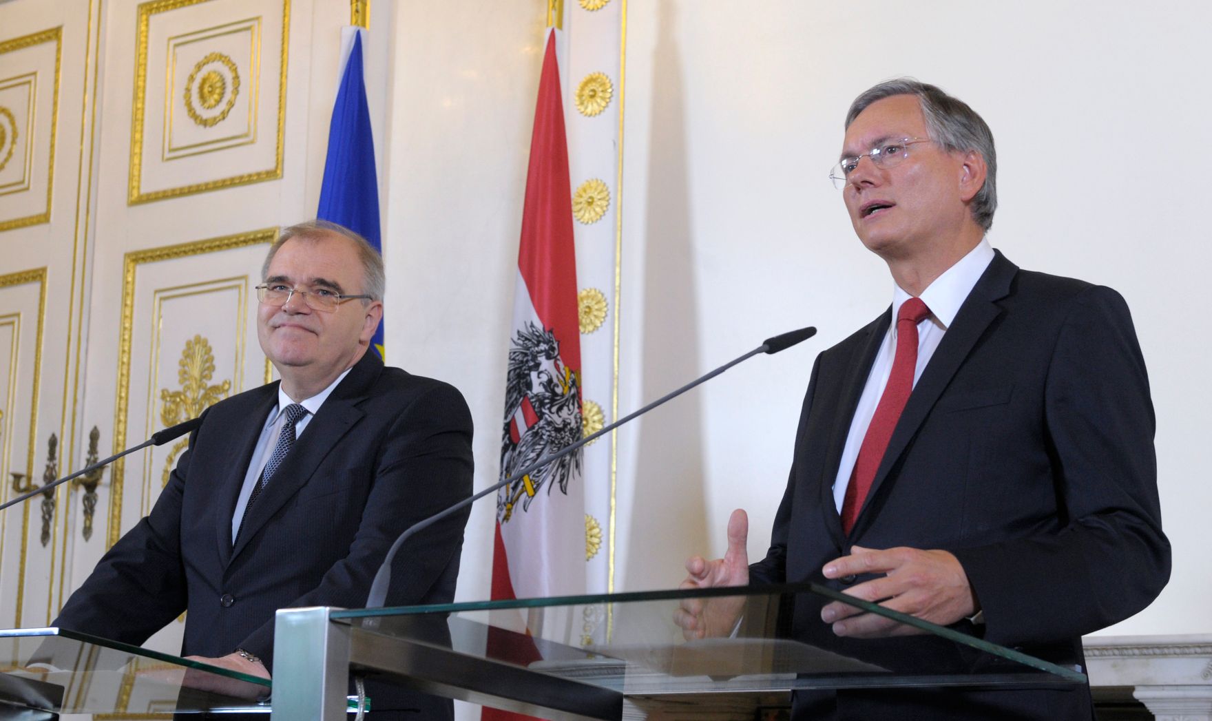 Bundesminister Alois St&ouml;ger (r.) mit Justizminister Wolfgang Brandstetter (l.) beim Pressefoyer nach dem Ministerrat am 21. J&auml;nner 2014.