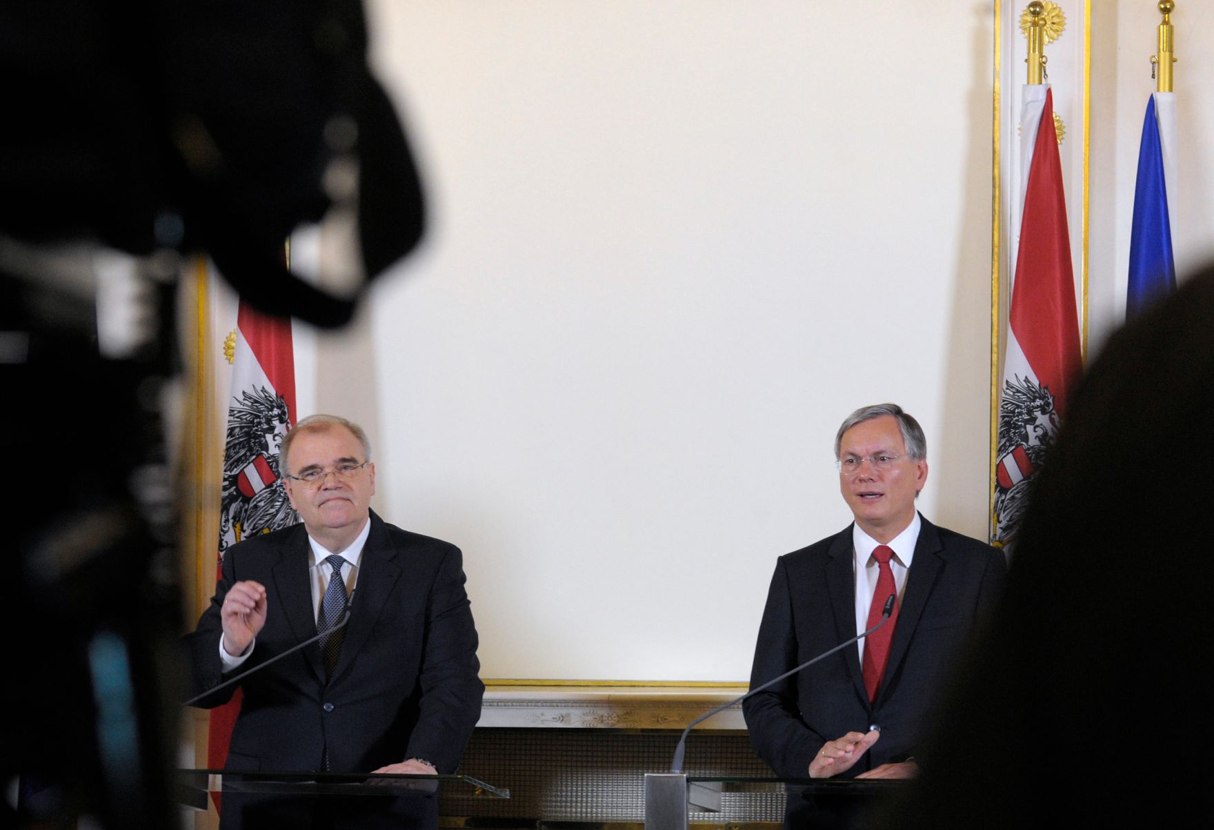 Bundesminister Alois St&ouml;ger (r.) mit Justizminister Wolfgang Brandstetter (l.) beim Pressefoyer nach dem Ministerrat am 21. J&auml;nner 2014.