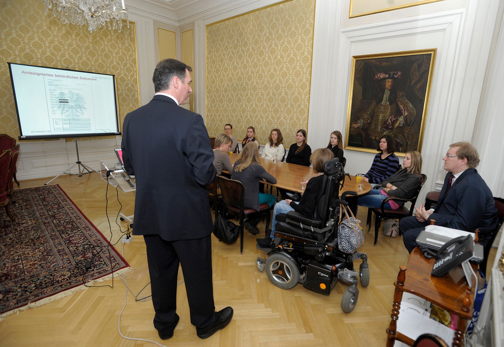 Am 28. J&auml;nner 2014 besuchten Studentinnen der Hochschule f&uuml;r &ouml;ffentliche Verwaltung und Finanzen Ludwigsburg in Begleitung von Prof. Dr. Robert M&uuml;ller-T&ouml;r&ouml;k (r.) das Bundeskanzleramt. Links im Bild Mag. Peter Kustor, Leiter der Abteilung f&uuml;r E-Government, bei seinem Vortrag.