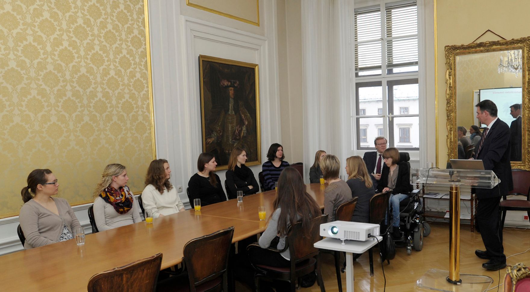 Am 28. J&auml;nner 2014 besuchten Studentinnen der Hochschule f&uuml;r &ouml;ffentliche Verwaltung und Finanzen Ludwigsburg in Begleitung von Prof. Dr. Robert M&uuml;ller-T&ouml;r&ouml;k das Bundeskanzleramt. Rechts im Bild Mag. Peter Kustor, Leiter der Abteilung f&uuml;r E-Government, bei seinem Vortrag.