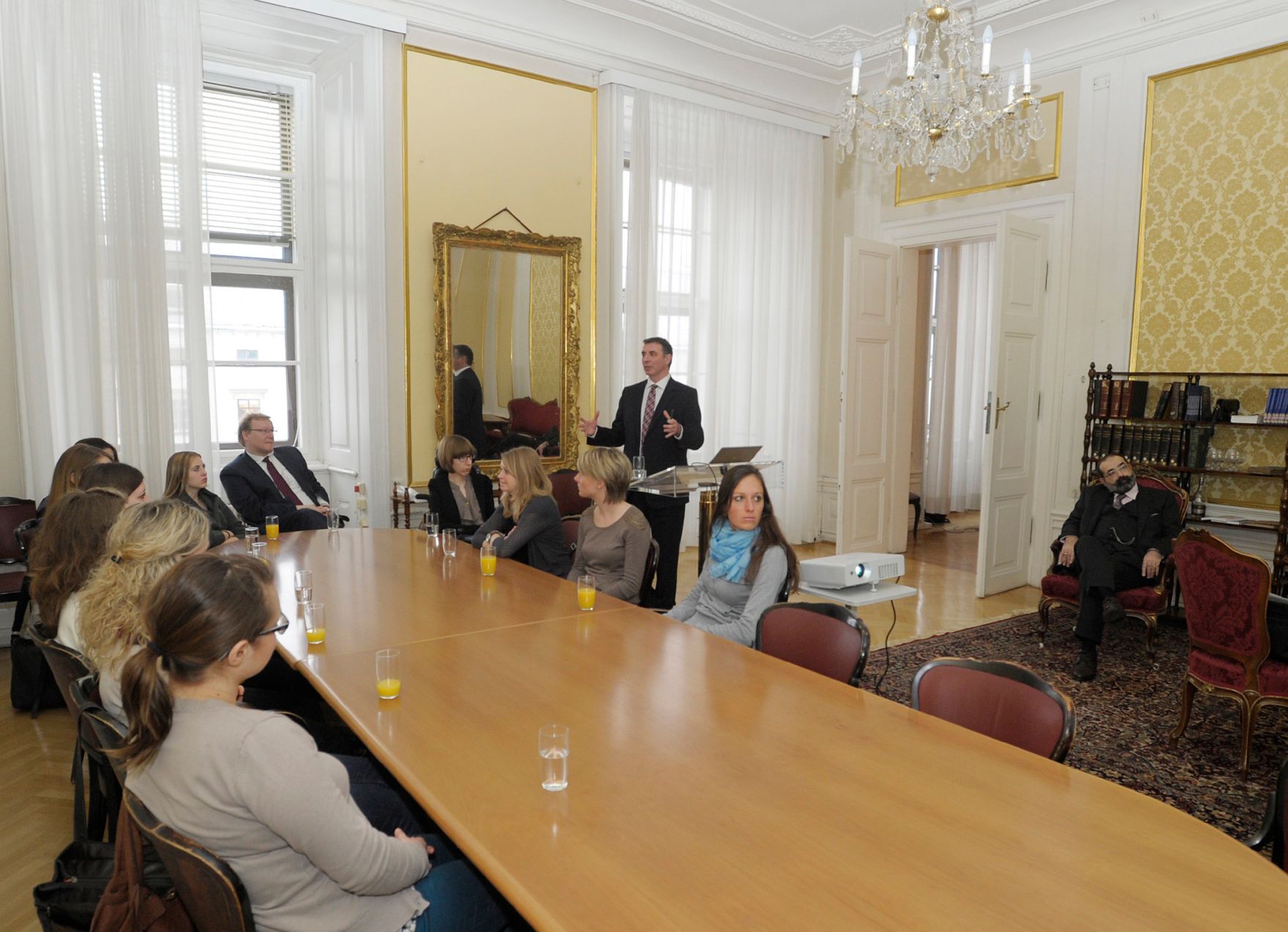 Am 28. J&auml;nner 2014 besuchten Studentinnen der Hochschule f&uuml;r &ouml;ffentliche Verwaltung und Finanzen Ludwigsburg in Begleitung von Prof. Dr. Robert M&uuml;ller-T&ouml;r&ouml;k das Bundeskanzleramt. Rechts im Bild Priv.-Doz. Dr. Alexander Balthasar, Leiter des IfSV.