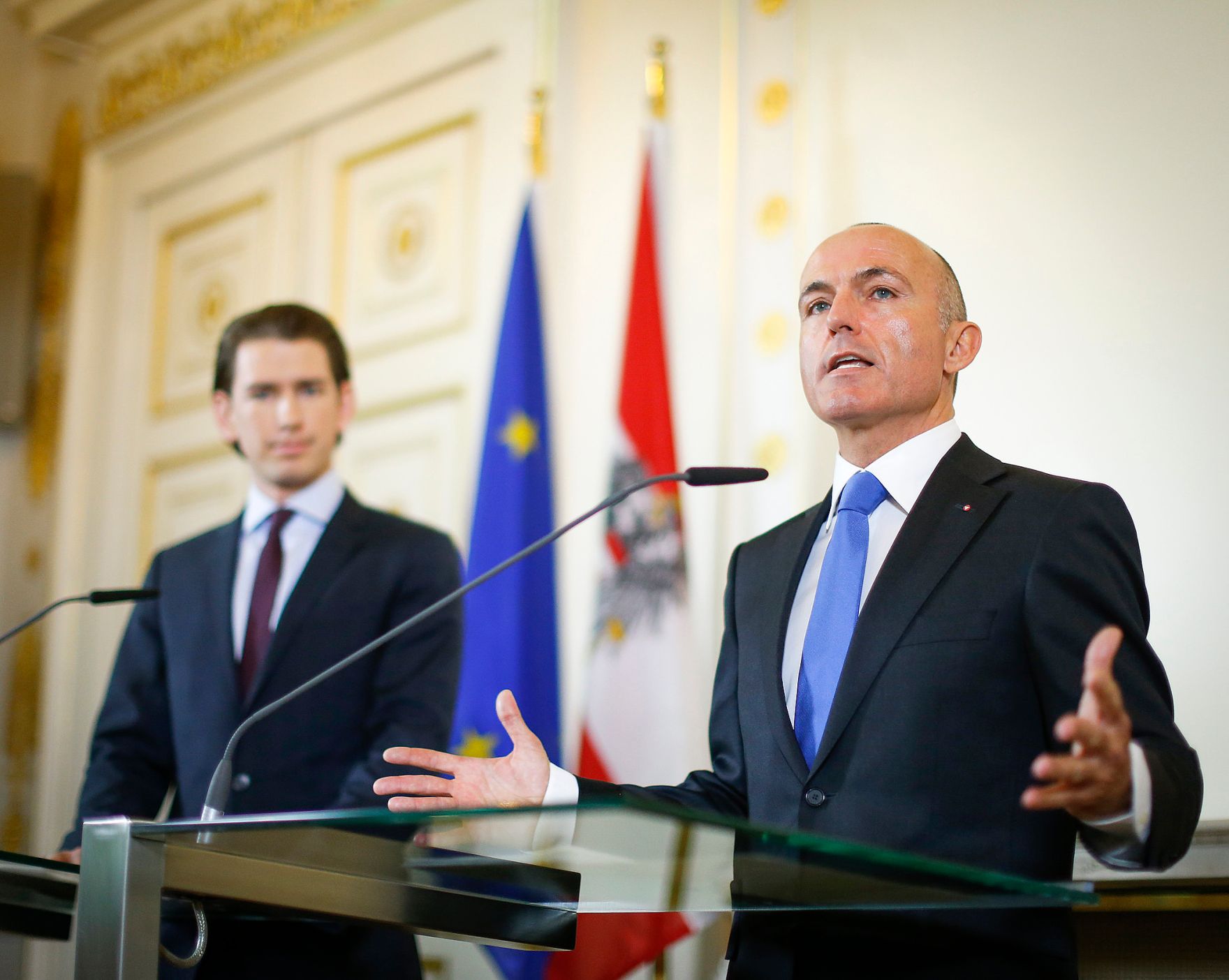 Verteidigungsminister Gerald Klug (r.) mit Au&szlig;enminister Sebastian Kurz (l.) beim Pressefoyer nach dem Ministerrat am 18. Februar 2014.
