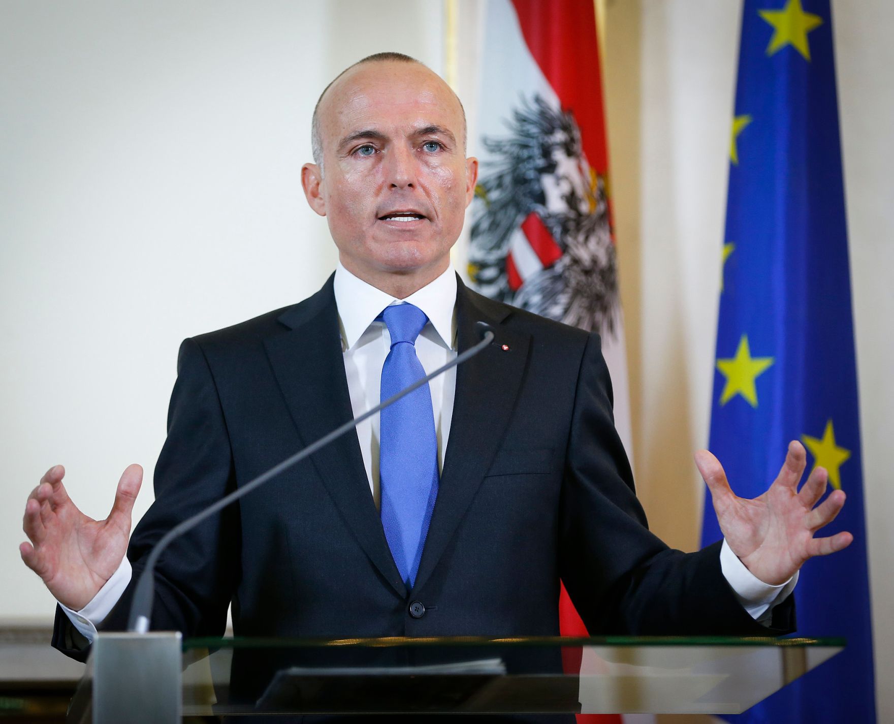 Verteidigungsminister Gerald Klug beim Pressefoyer nach dem Ministerrat am 18. Februar 2014.