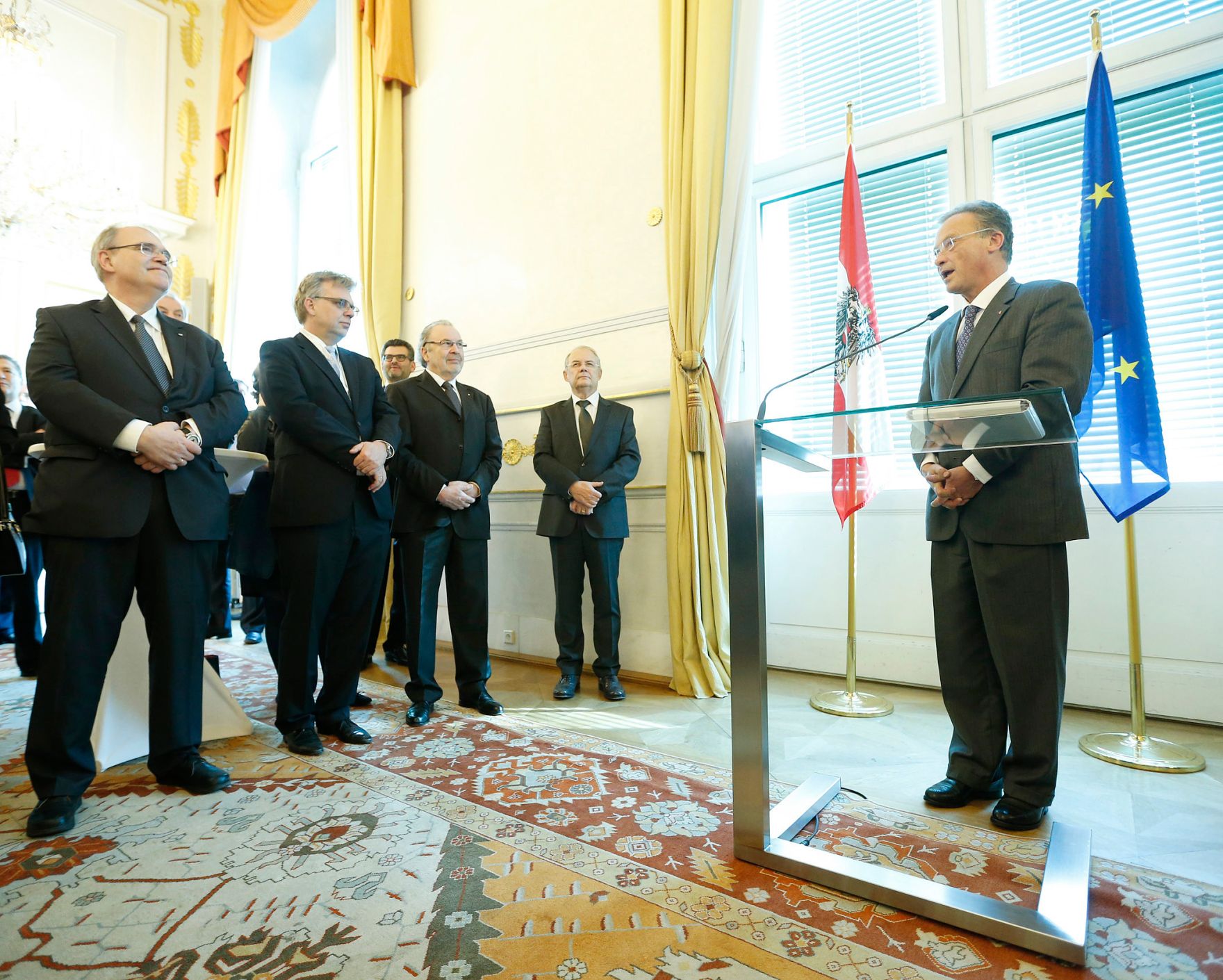 Am 28. Februar 2014 empfing Sektionschef Manfred Matzka in Vertretung des Bundeskanzlers die Teilnehmerinnen und Teilnehmer der 42. Pr&auml;sidentenkonferenz der Europ&auml;ischen Anwaltsorganisationen zu einem Empfang im Bundeskanzleramt.