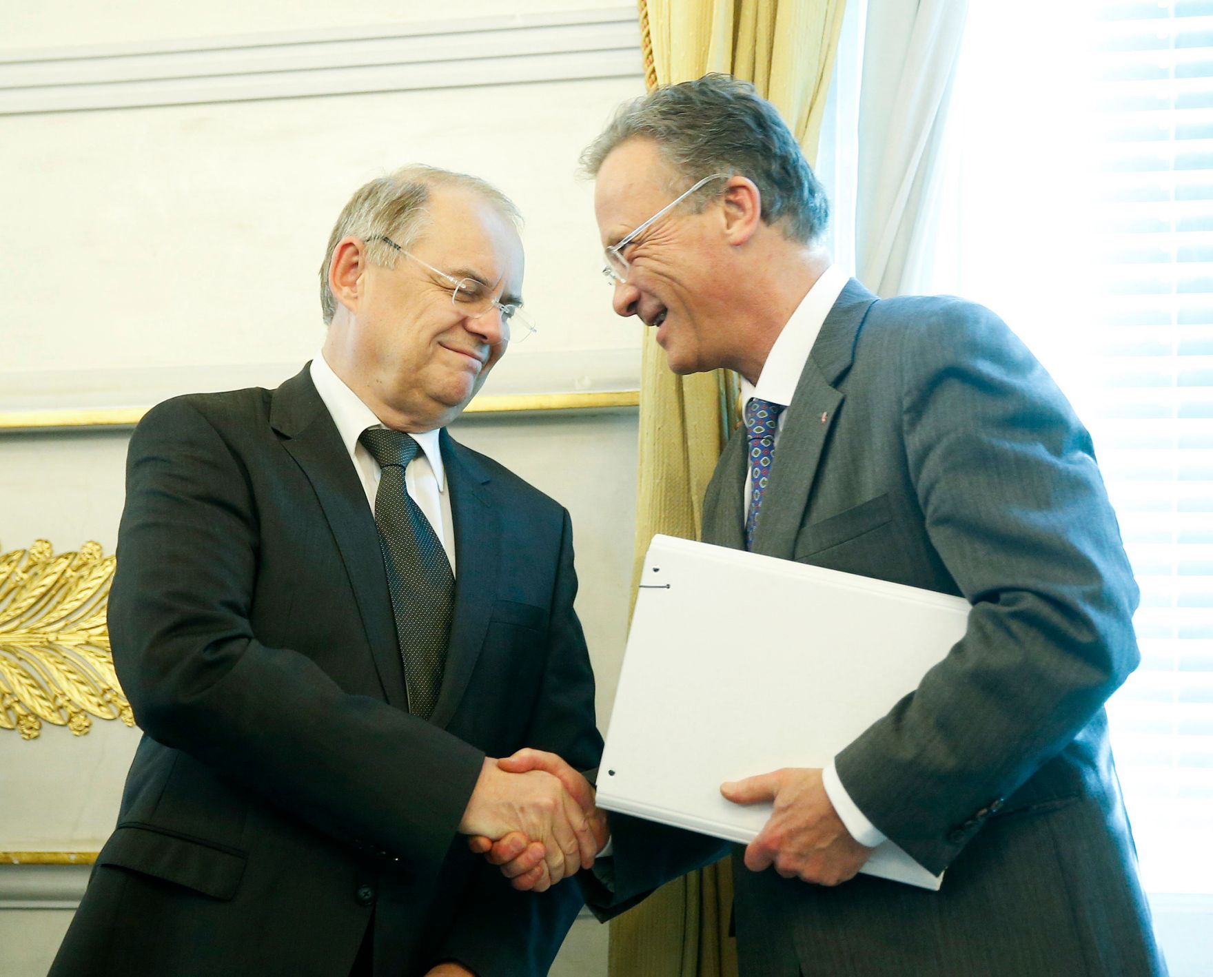 Am 28. Februar 2014 empfing Sektionschef Manfred Matzka (l.) in Vertretung des Bundeskanzlers die Teilnehmerinnen und Teilnehmer der 42. Pr&auml;sidentenkonferenz der Europ&auml;ischen Anwaltsorganisationen zu einem Empfang im Bundeskanzleramt. Im Bild mit dem Pr&auml;sident des &Ouml;sterreichischen Rechtsanwaltskammertages Rupert Wolff (r.).