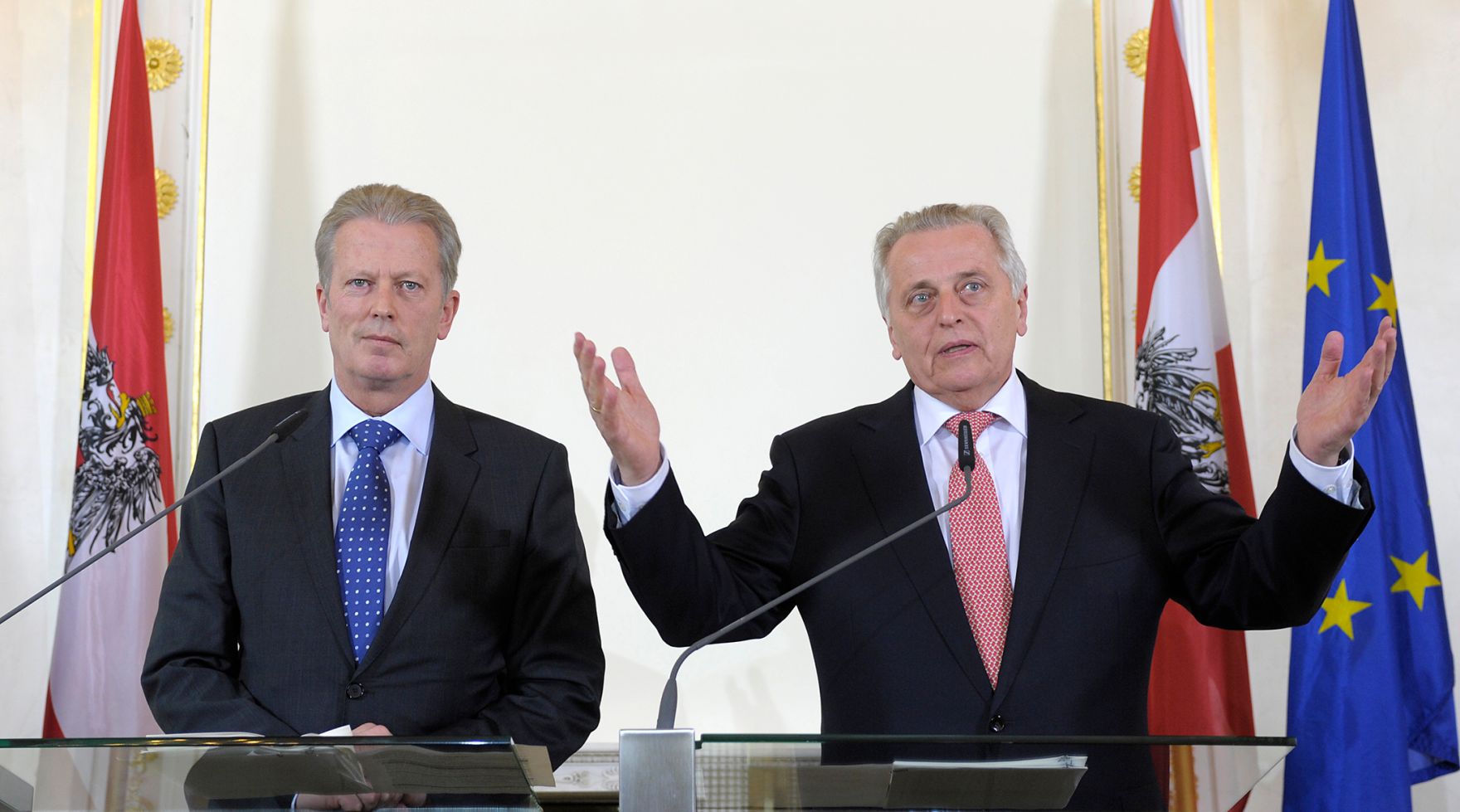 Sozialminister Rudolf Hundstorfer (r.) mit Wissenschaftsminister Reinhold Mitterlehner (l.) beim Pressefoyer nach dem Ministerrat am 25. M&auml;rz 2014.