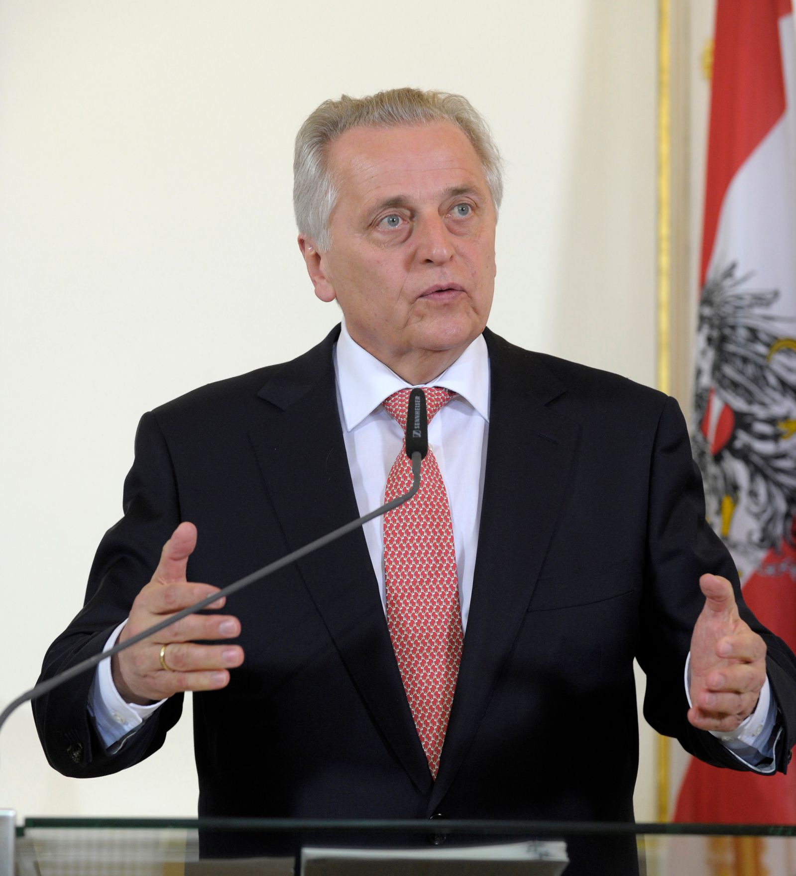 Sozialminister Rudolf Hundstorfer beim Pressefoyer nach dem Ministerrat am 25. M&auml;rz 2014.