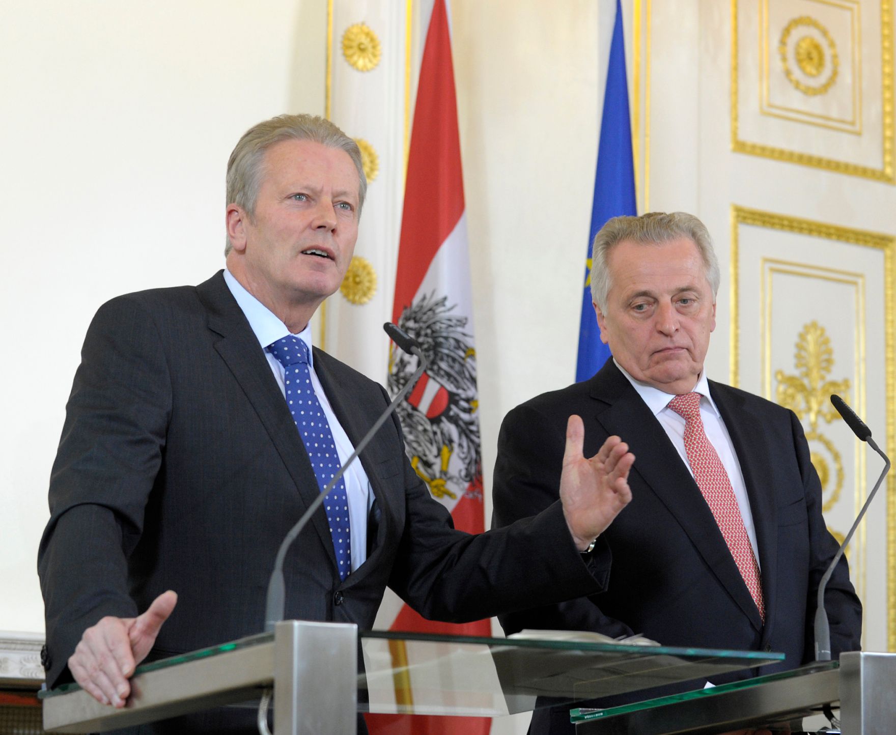 Sozialminister Rudolf Hundstorfer (r.) mit Wissenschaftsminister Reinhold Mitterlehner (l.) beim Pressefoyer nach dem Ministerrat am 25. M&auml;rz 2014.