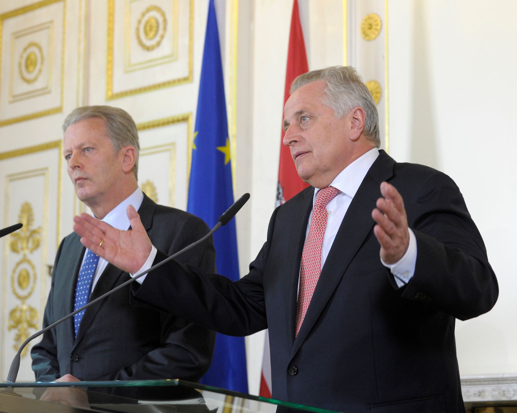 Sozialminister Rudolf Hundstorfer (r.) mit Wissenschaftsminister Reinhold Mitterlehner (l.) beim Pressefoyer nach dem Ministerrat am 25. M&auml;rz 2014.