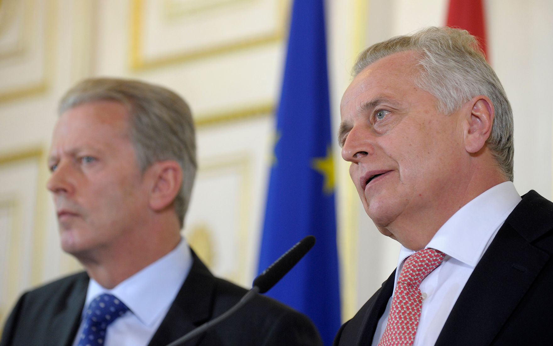 Sozialminister Rudolf Hundstorfer (r.) mit Wissenschaftsminister Reinhold Mitterlehner (l.) beim Pressefoyer nach dem Ministerrat am 25. M&auml;rz 2014.
