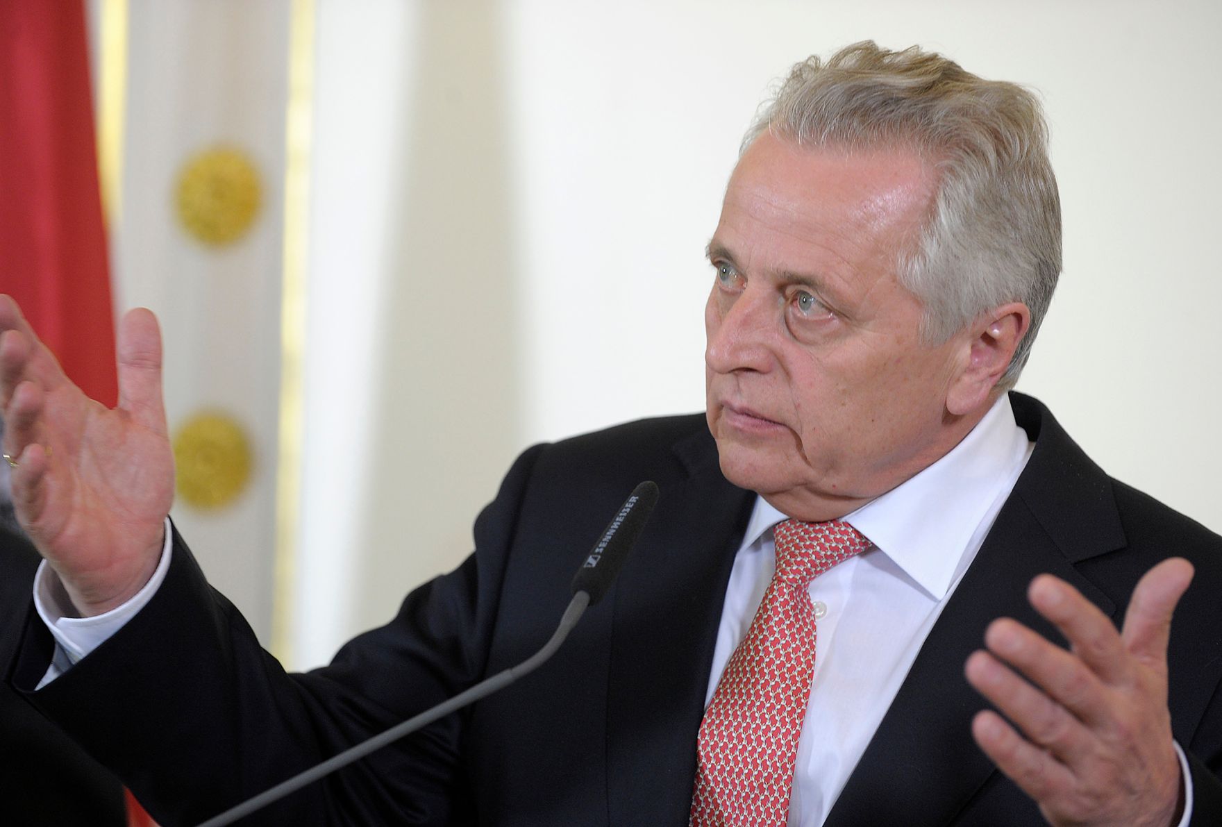 Sozialminister Rudolf Hundstorfer beim Pressefoyer nach dem Ministerrat am 25. M&auml;rz 2014.